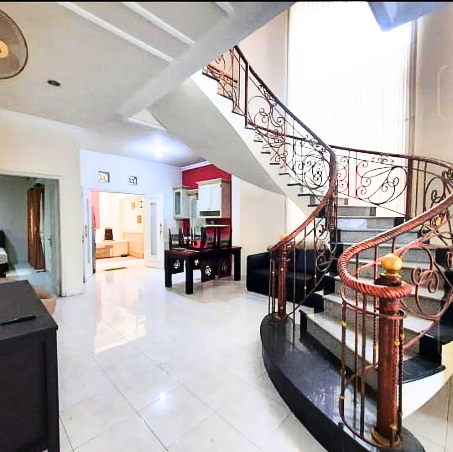 Dijual Rumah 2 Lantai Ekslusif di Tenggilis