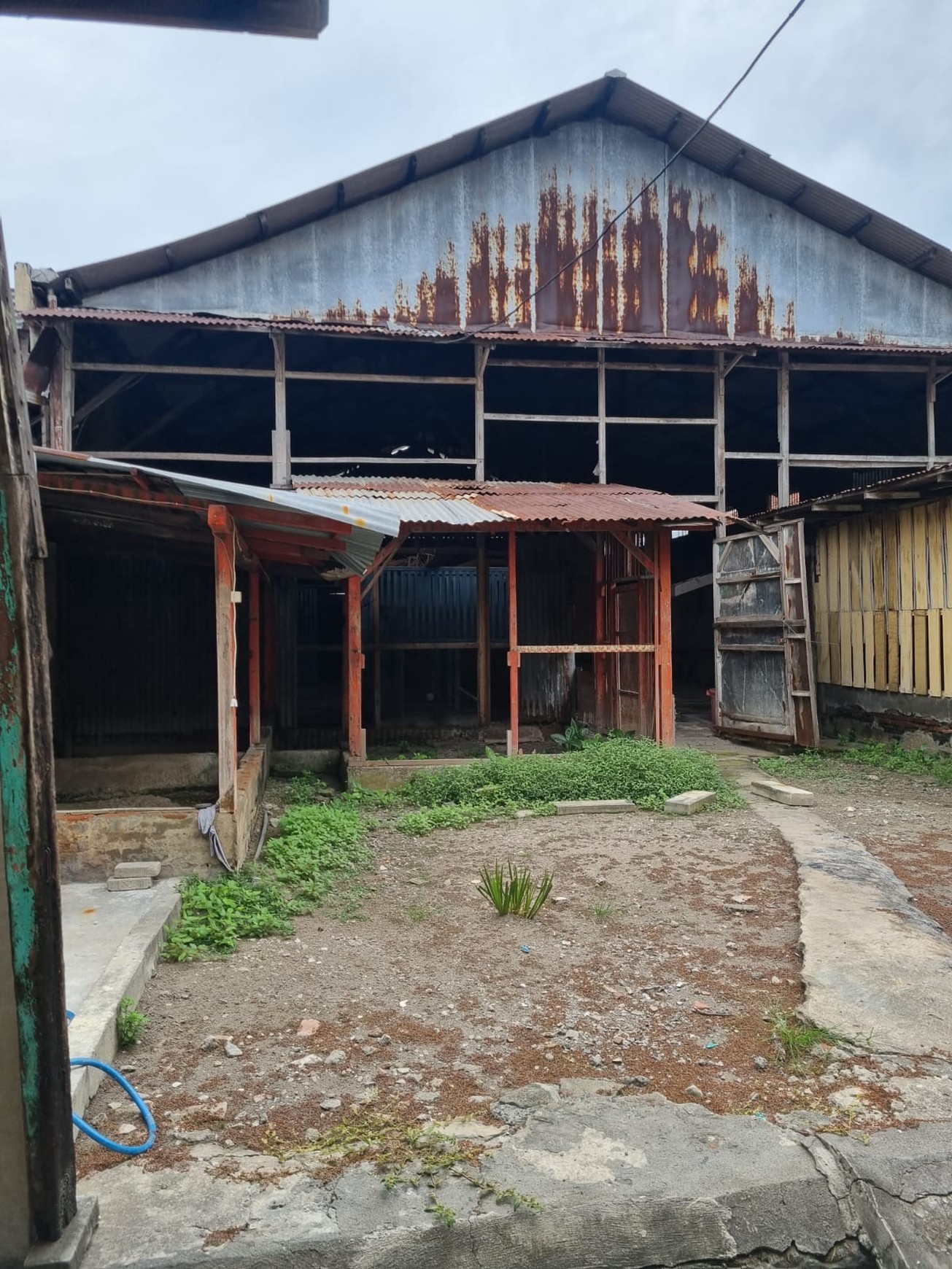 Dijual Cepat Rumah + Gudang Lokasi Di Petemon Surabaya