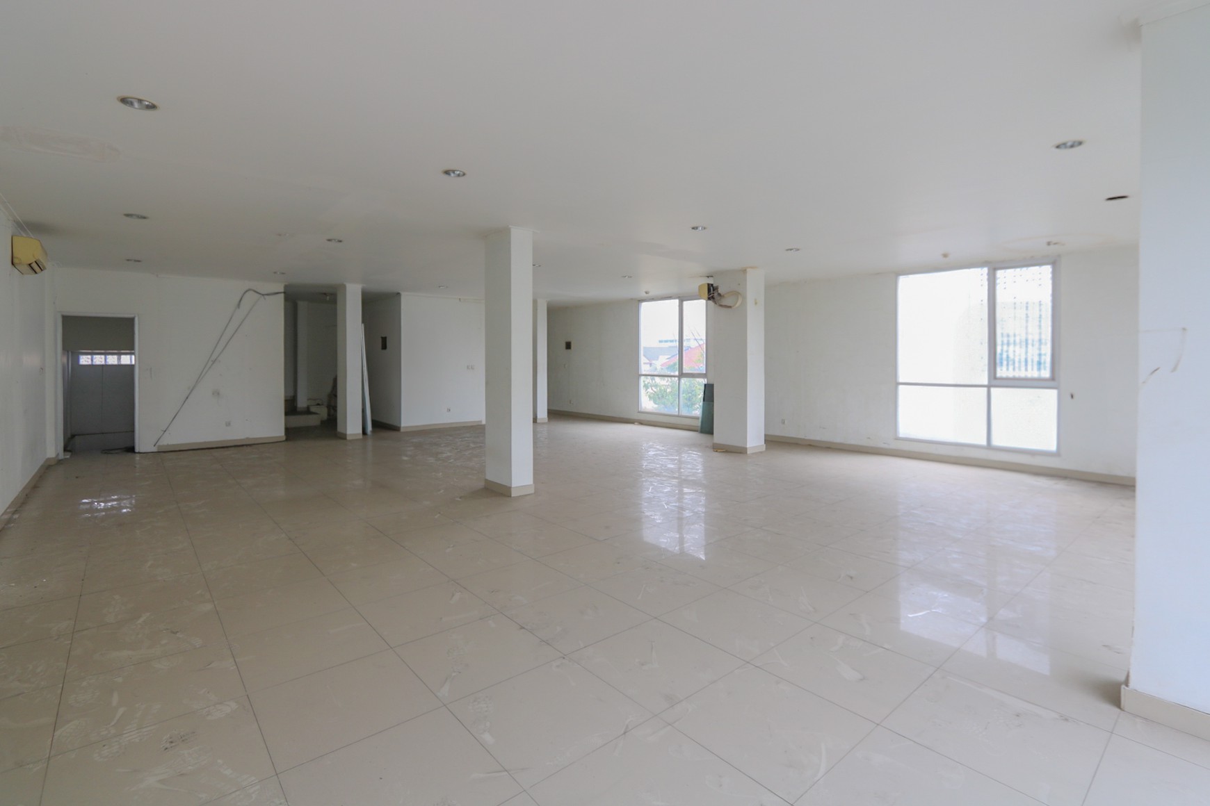RUKO GANDENG LOKASI STRATEGIS DI TEBET, DEKAT SAHARJO, KUNINGAN, COCOK UNTUK CAFE, SHOWROOM, KANTOR BANK.