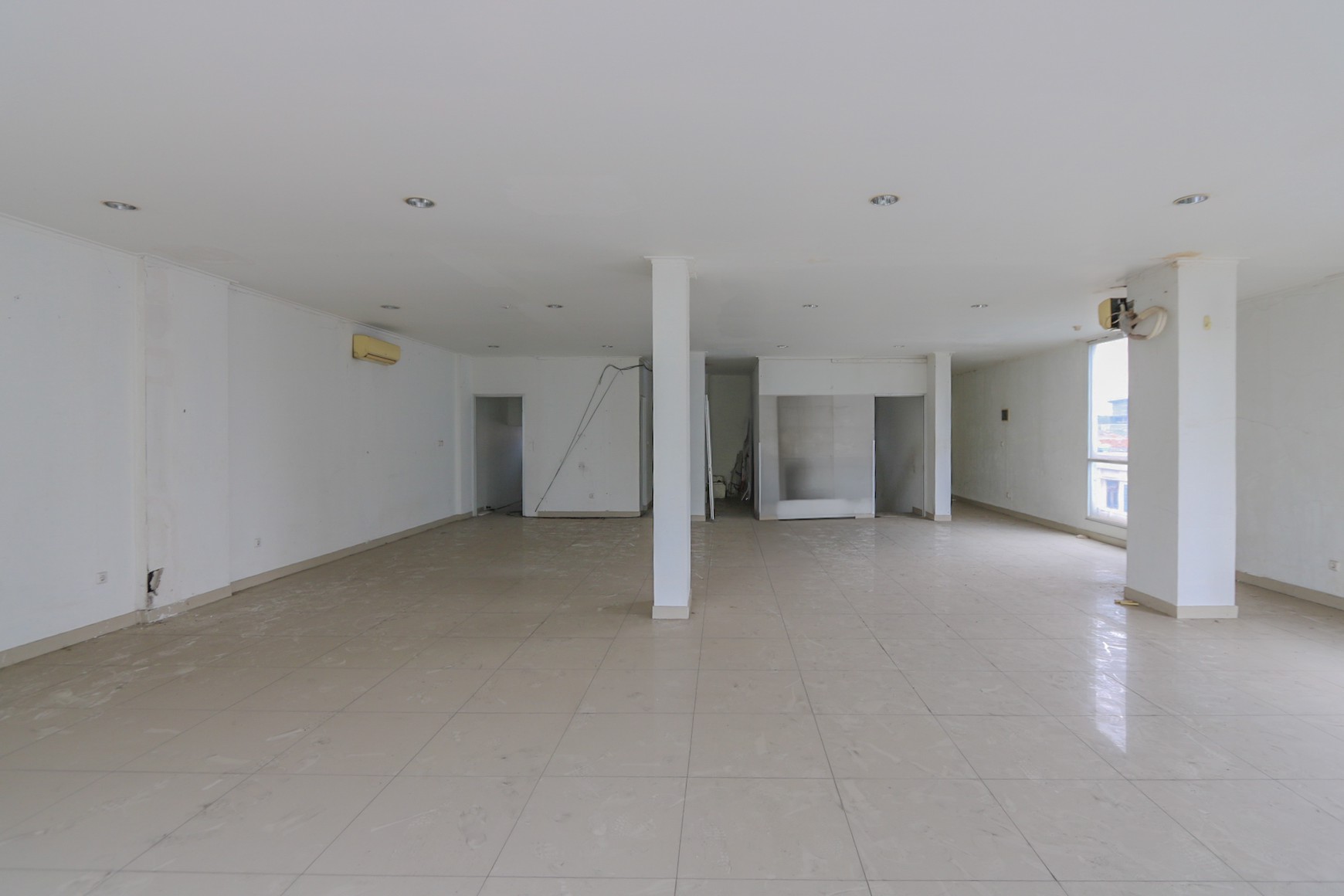 RUKO GANDENG LOKASI STRATEGIS DI TEBET, DEKAT SAHARJO, KUNINGAN, COCOK UNTUK CAFE, SHOWROOM, KANTOR BANK.