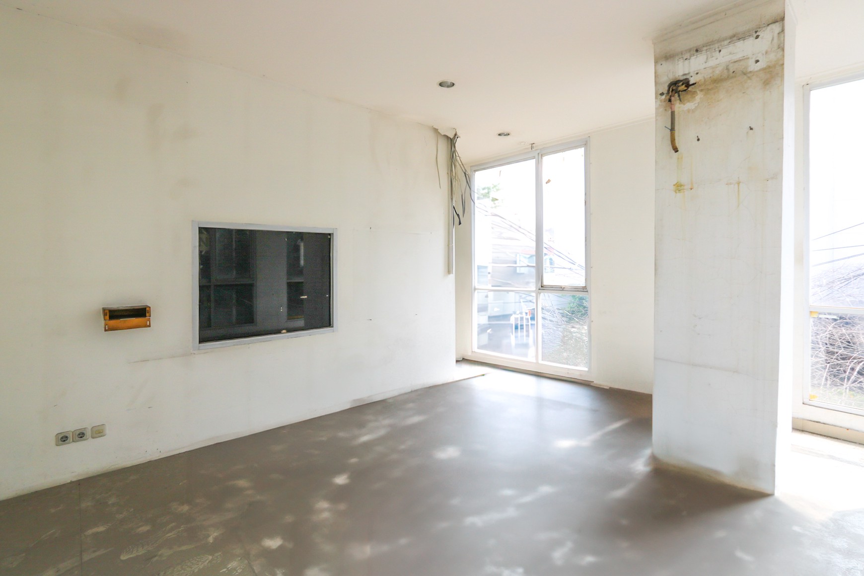 RUKO GANDENG LOKASI STRATEGIS DI TEBET, DEKAT SAHARJO, KUNINGAN, COCOK UNTUK CAFE, SHOWROOM, KANTOR BANK.