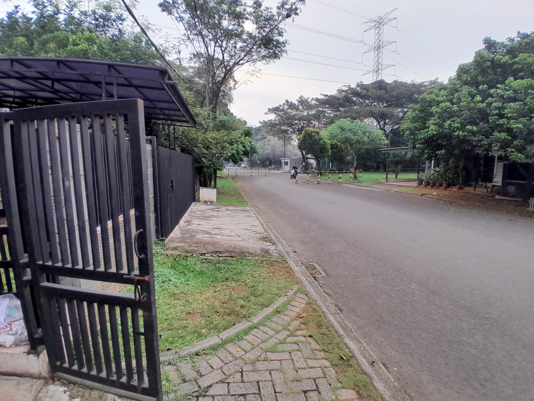 Rumah Cantik di Jalan Raya Boulevard Cibubur Country Lokasi Strategis & Nyaman  