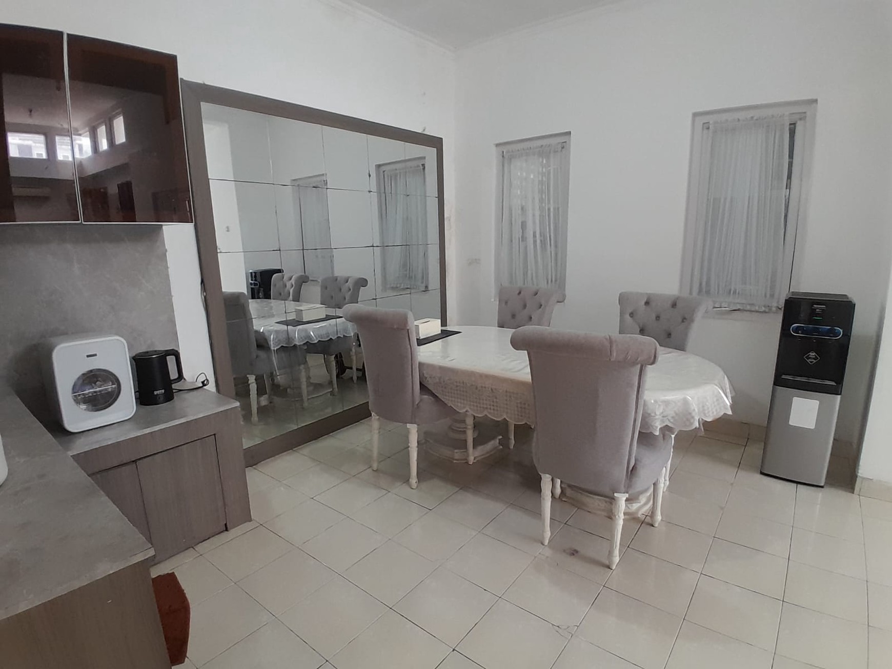 Rumah Cantik di Jalan Raya Boulevard Cibubur Country Lokasi Strategis & Nyaman  