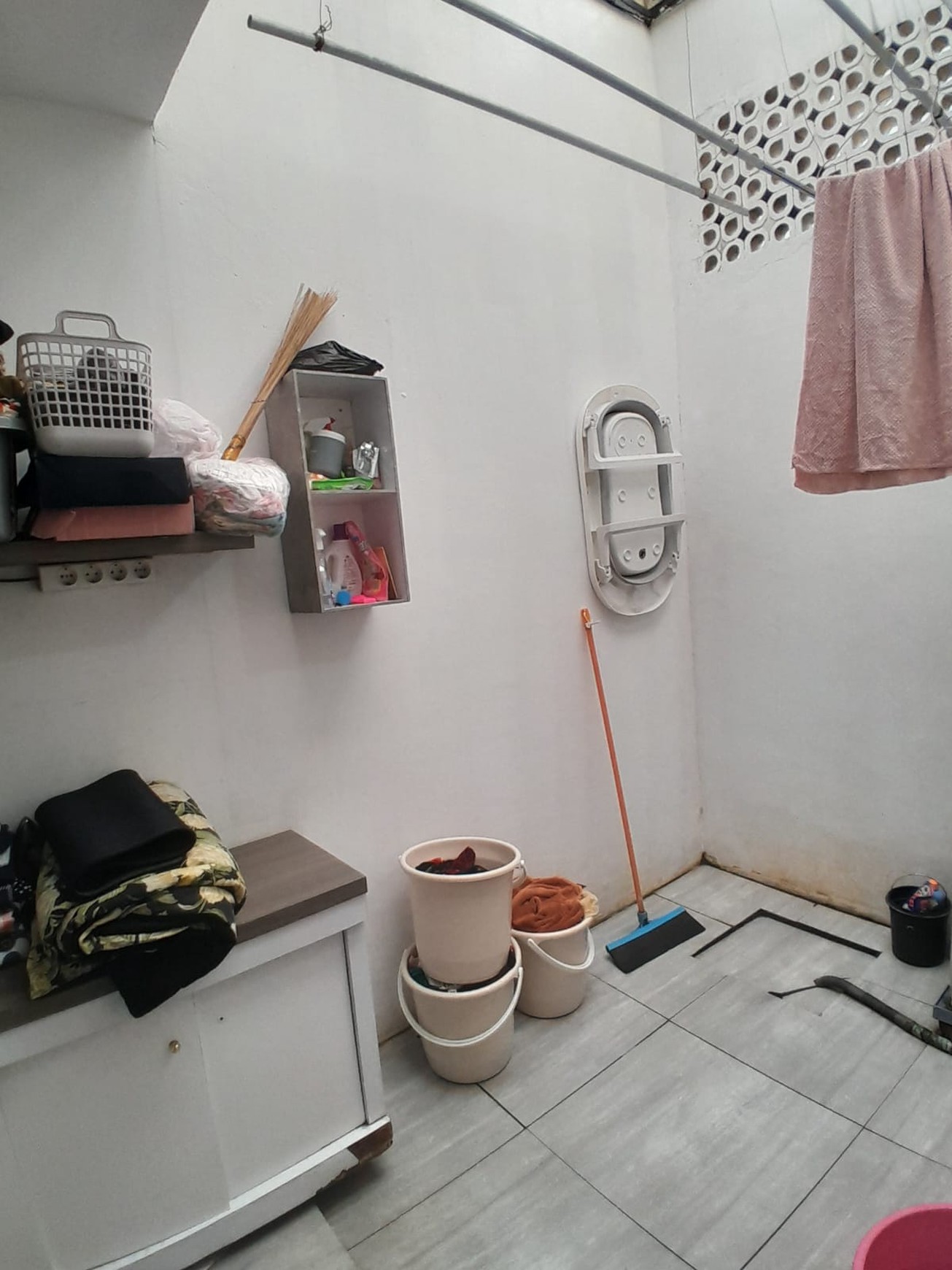 Rumah Cantik di Jalan Raya Boulevard Cibubur Country Lokasi Strategis & Nyaman  