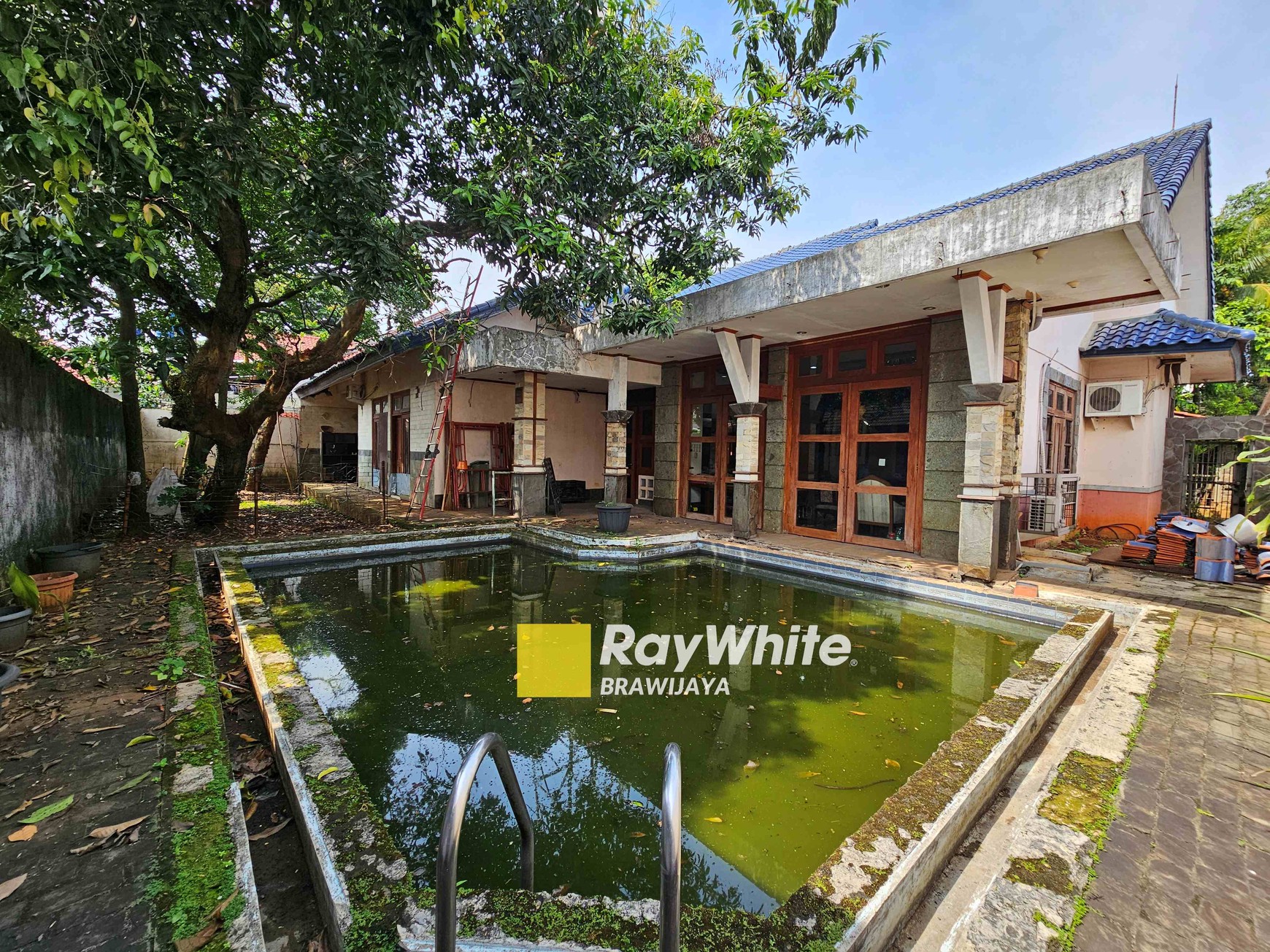 Rumah di Lebak Bulus, Jakarta Selatan, hanya 850 m ke MRT Fatmawati, cocok buat kantor