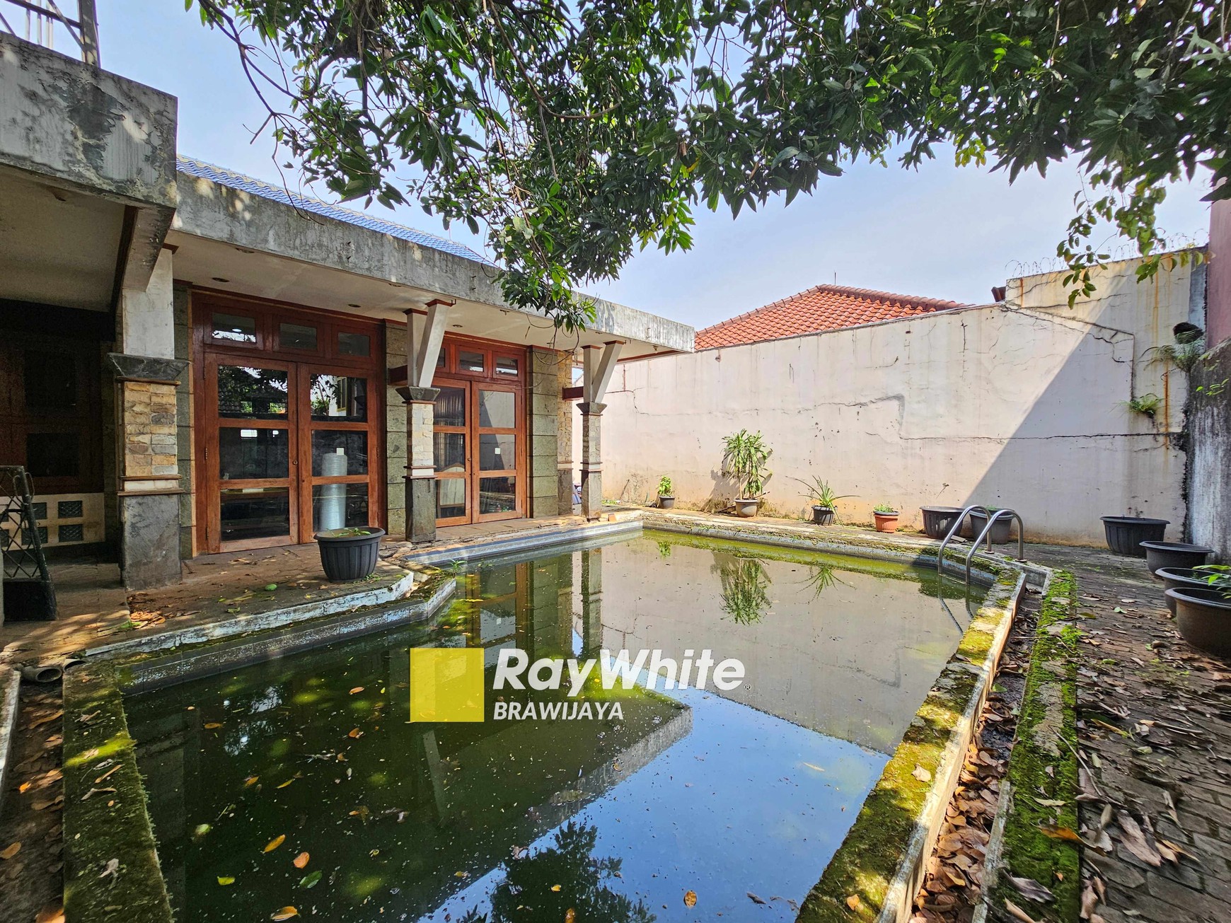 Rumah di Lebak Bulus, Jakarta Selatan, hanya 850 m ke MRT Fatmawati, cocok buat kantor