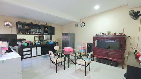 Rumah Hoek luas di Janur Hijau / Pelepah Hijau, Gading Pandawa, Kelapa Gading. Butuh renovasi / perlu dirapihkan