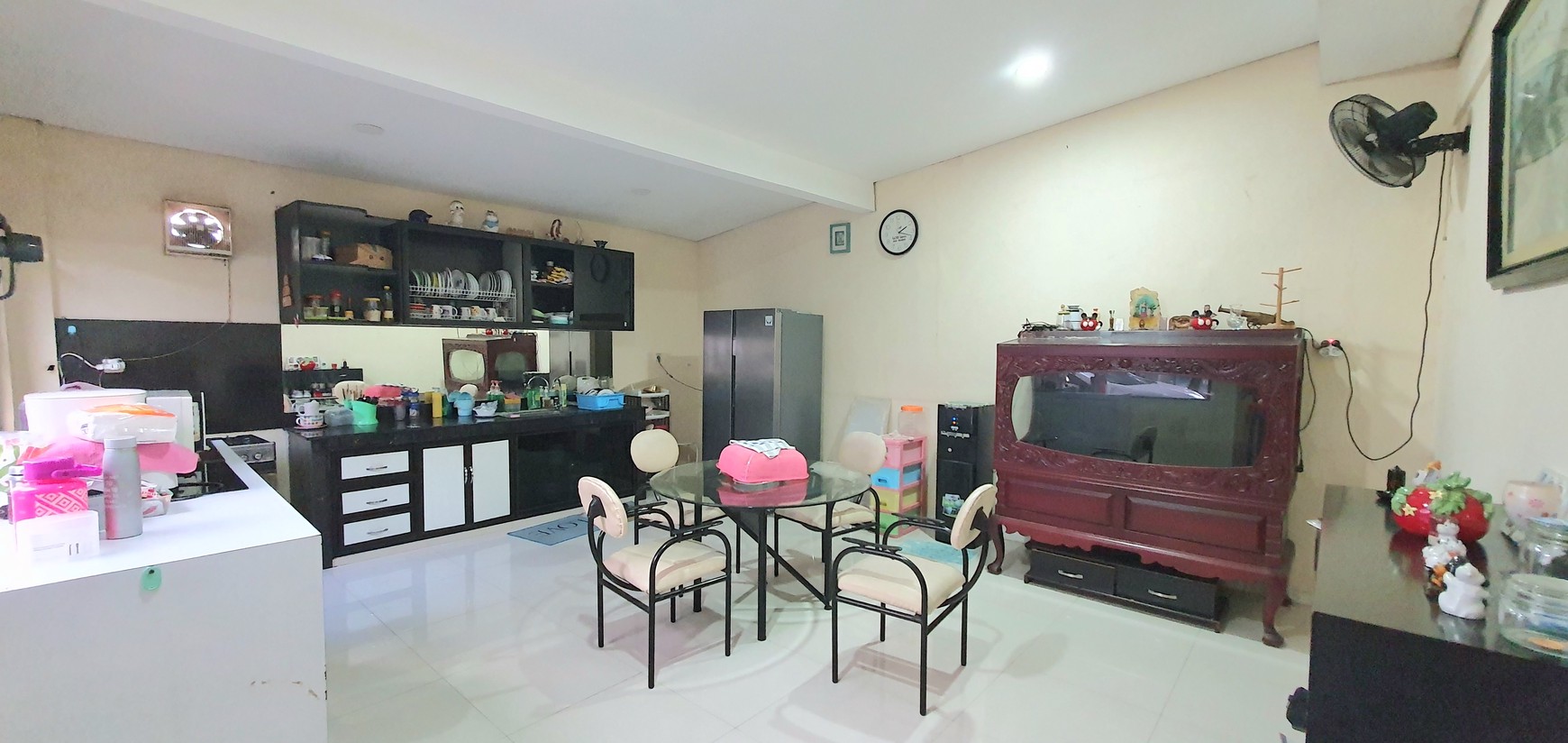 Rumah Hoek, luas di Janur Hijau / Pelepah Hijau, Gading Pandawa, Kelapa Gading. Butuh renovasi / perapihan