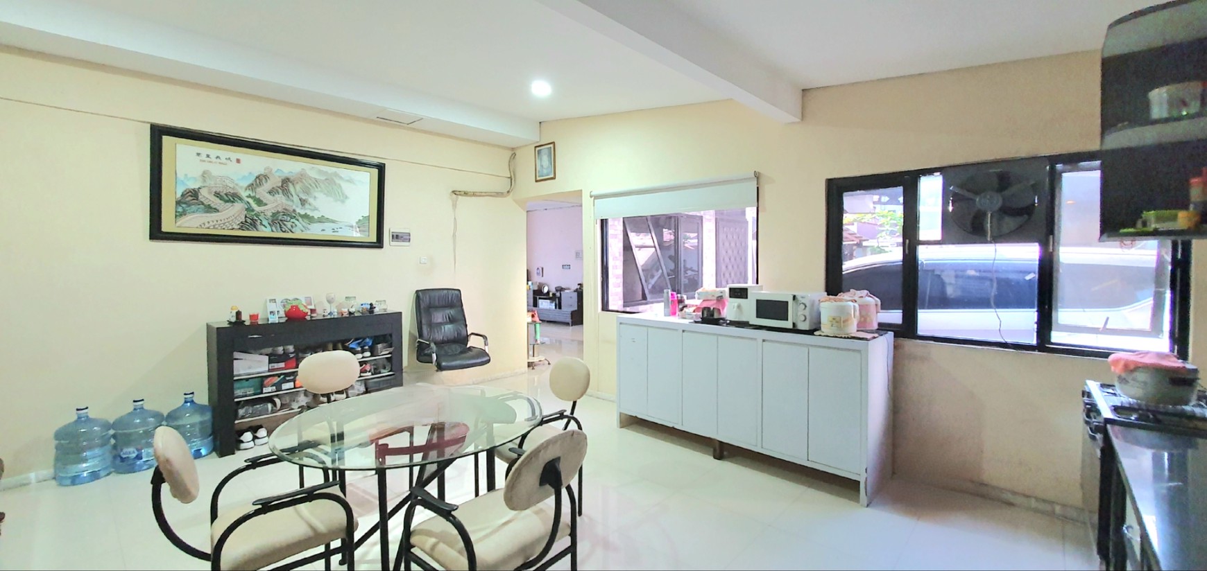 Rumah Hoek, luas di Janur Hijau / Pelepah Hijau, Gading Pandawa, Kelapa Gading. Butuh renovasi / perapihan