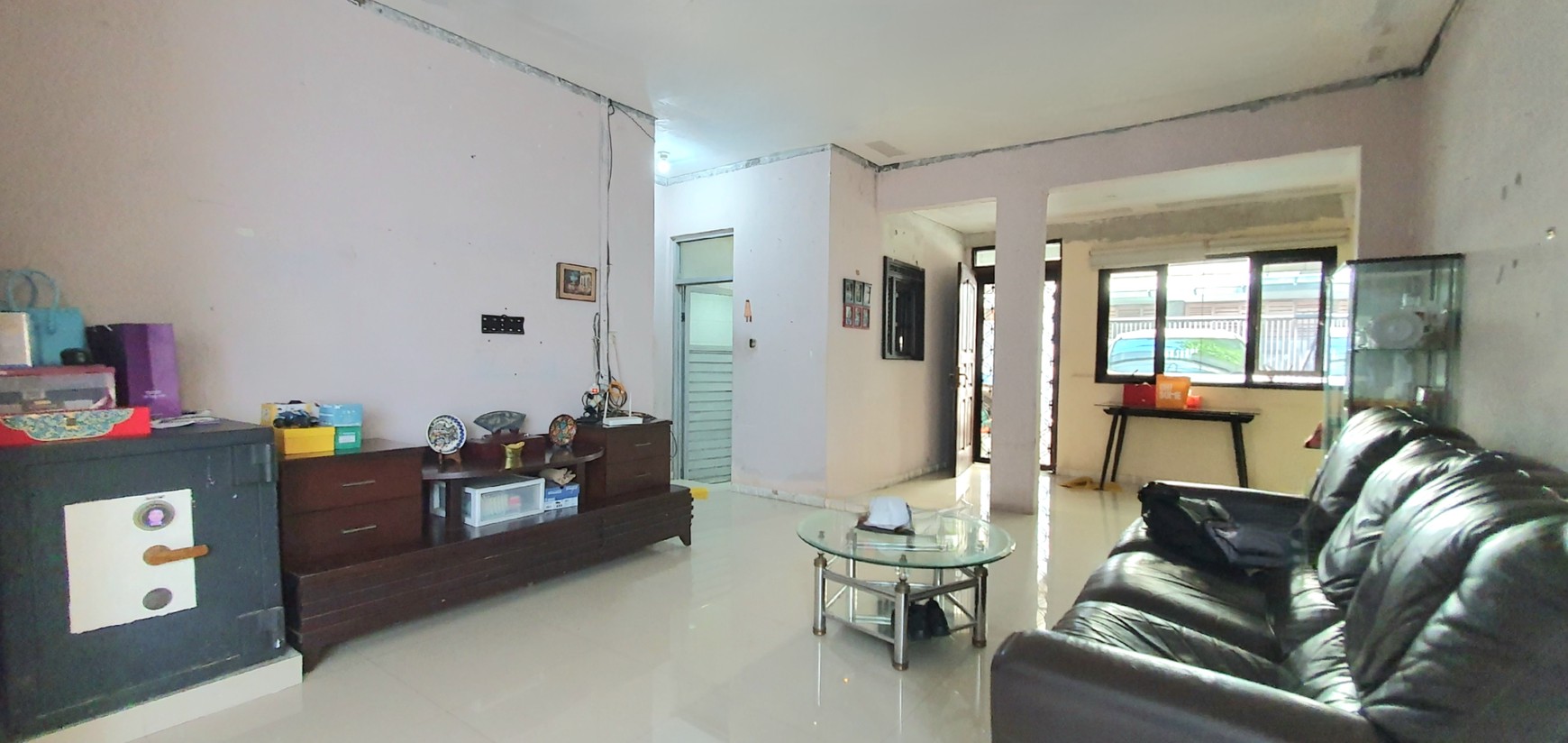 Rumah Hoek, luas di Janur Hijau / Pelepah Hijau, Gading Pandawa, Kelapa Gading. Butuh renovasi / perapihan