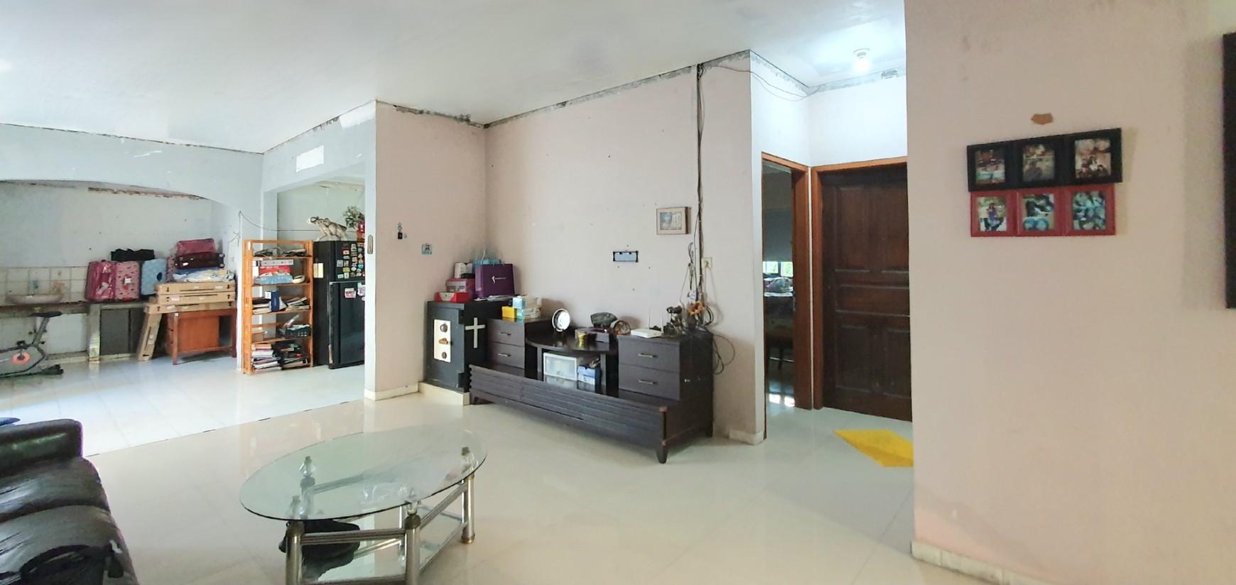 Rumah Hoek, luas di Janur Hijau / Pelepah Hijau, Gading Pandawa, Kelapa Gading. Butuh renovasi / perapihan