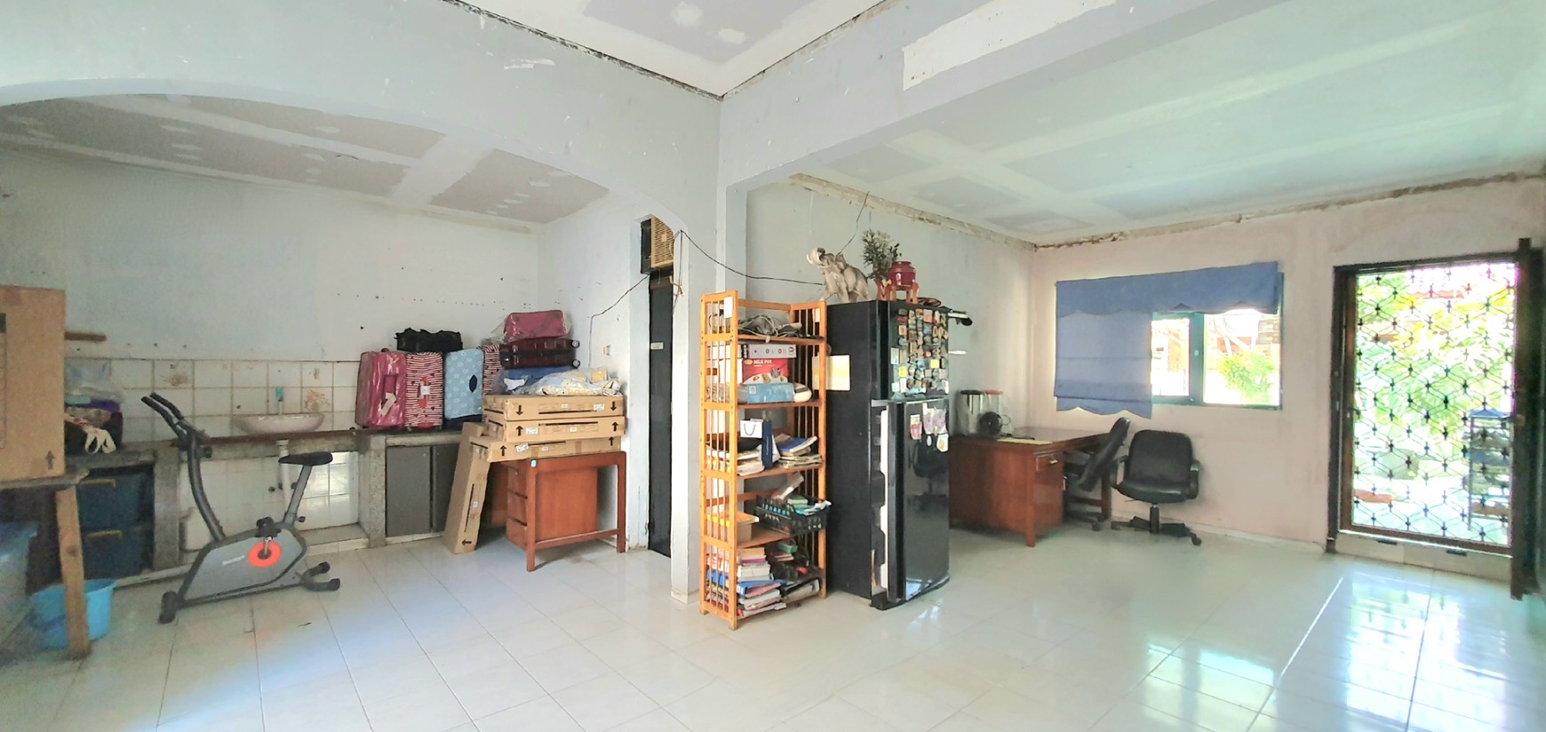 Rumah Hoek, luas di Janur Hijau / Pelepah Hijau, Gading Pandawa, Kelapa Gading. Butuh renovasi / perapihan