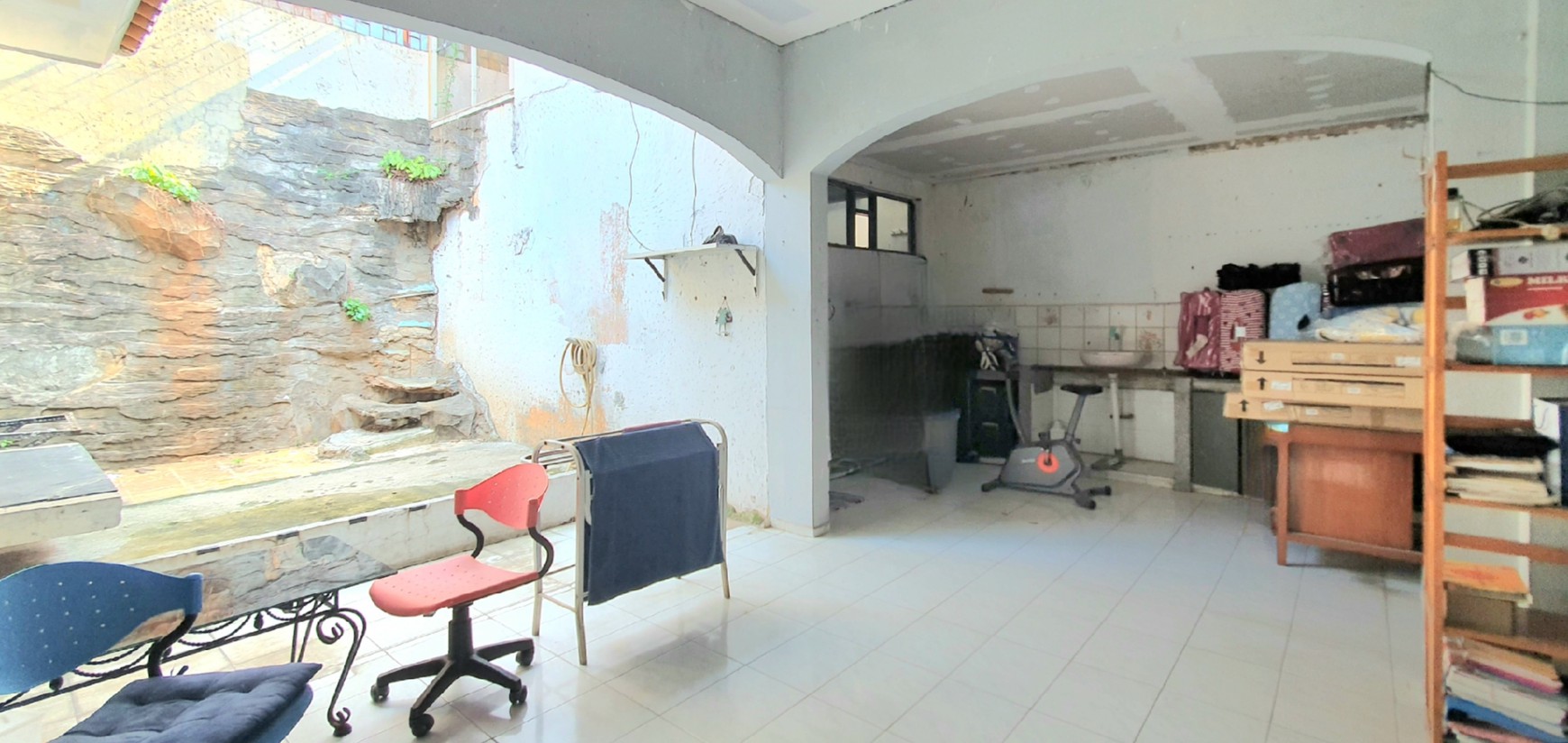 Rumah Hoek, luas di Janur Hijau / Pelepah Hijau, Gading Pandawa, Kelapa Gading. Butuh renovasi / perapihan