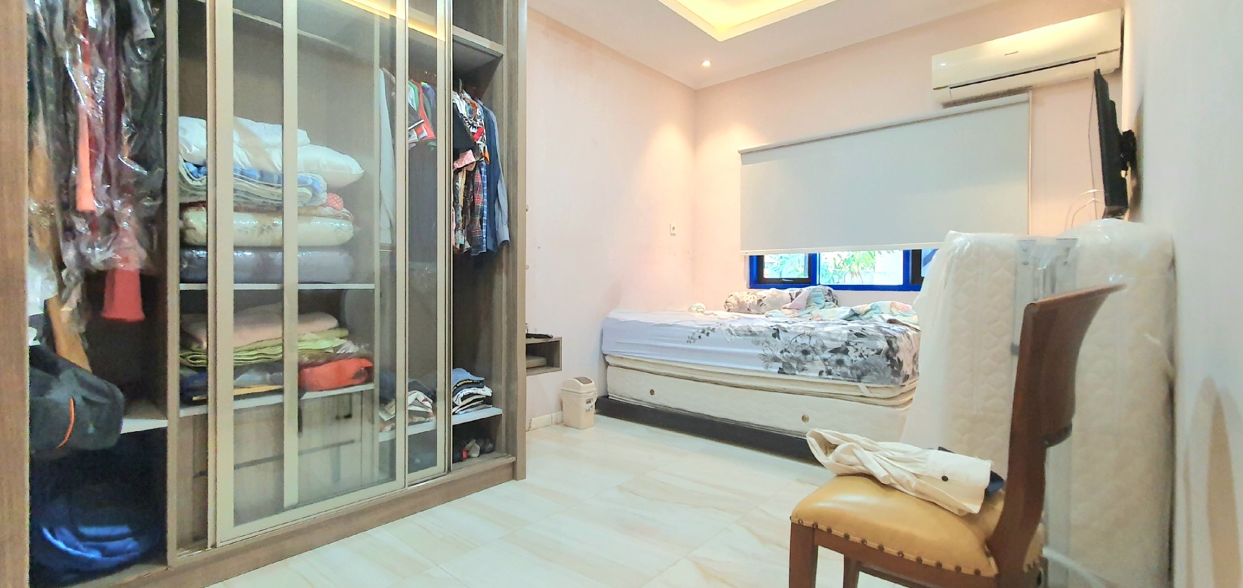 Rumah Hoek, luas di Janur Hijau / Pelepah Hijau, Gading Pandawa, Kelapa Gading. Butuh renovasi / perapihan
