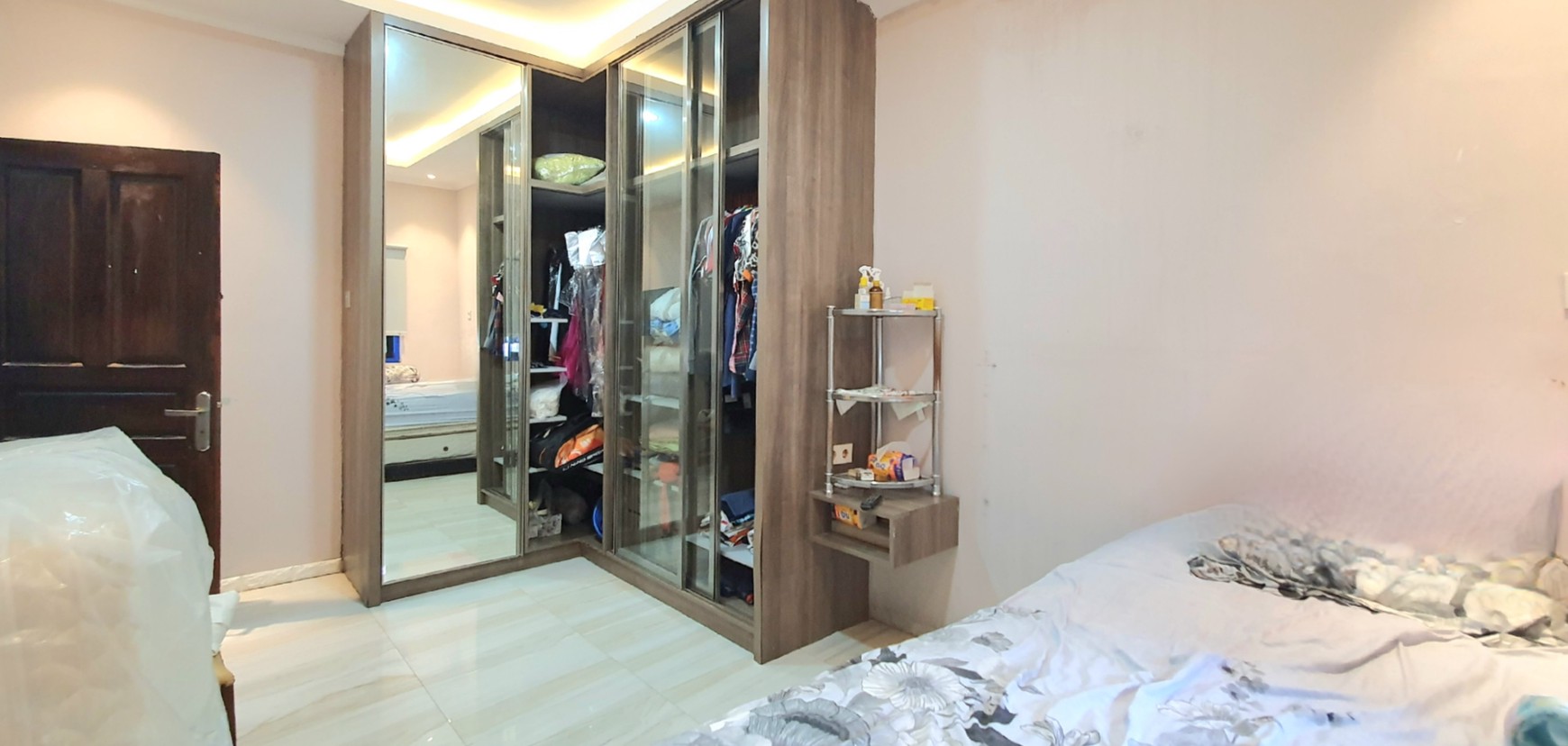 Rumah Hoek, luas di Janur Hijau / Pelepah Hijau, Gading Pandawa, Kelapa Gading. Butuh renovasi / perapihan
