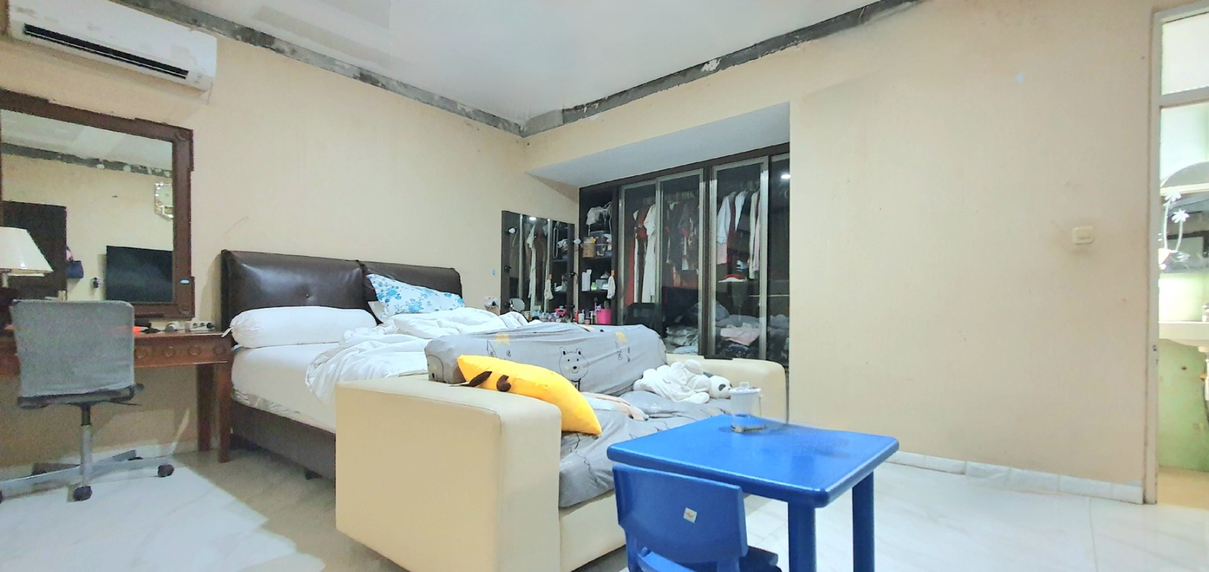 Rumah Hoek, luas di Janur Hijau / Pelepah Hijau, Gading Pandawa, Kelapa Gading. Butuh renovasi / perapihan