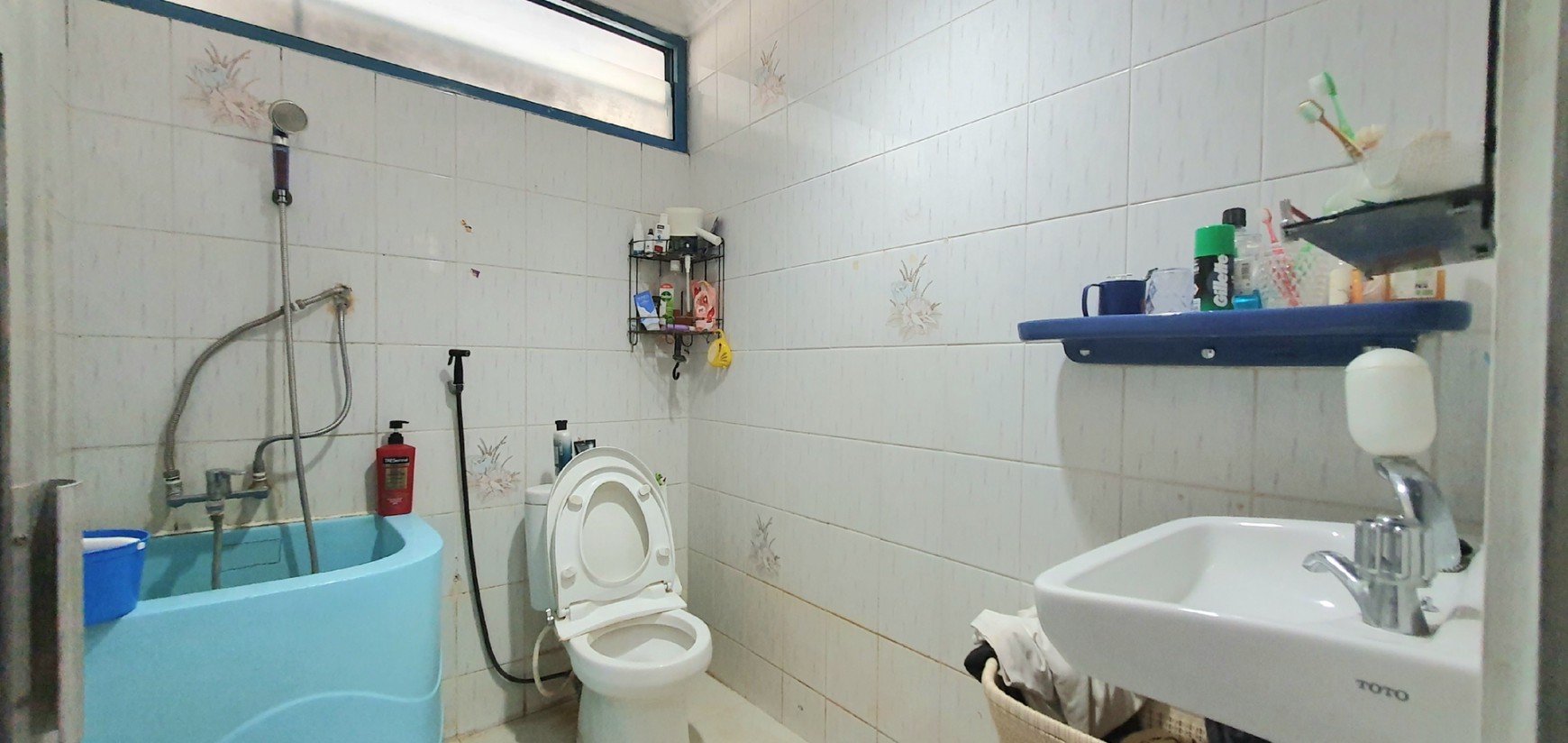 Rumah Hoek, luas di Janur Hijau / Pelepah Hijau, Gading Pandawa, Kelapa Gading. Butuh renovasi / perapihan