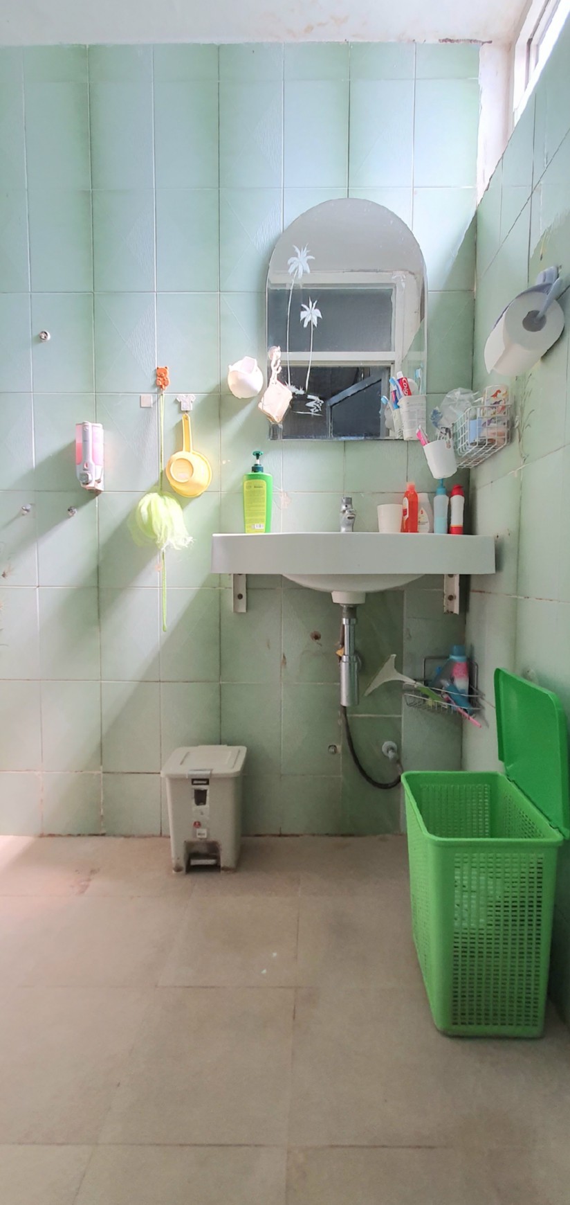 Rumah Hoek, luas di Janur Hijau / Pelepah Hijau, Gading Pandawa, Kelapa Gading. Butuh renovasi / perapihan