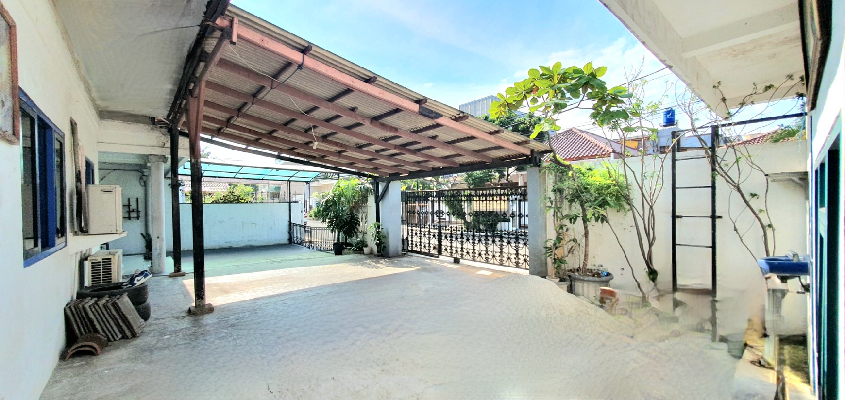 Rumah Hoek, luas di Janur Hijau / Pelepah Hijau, Gading Pandawa, Kelapa Gading. Butuh renovasi / perapihan