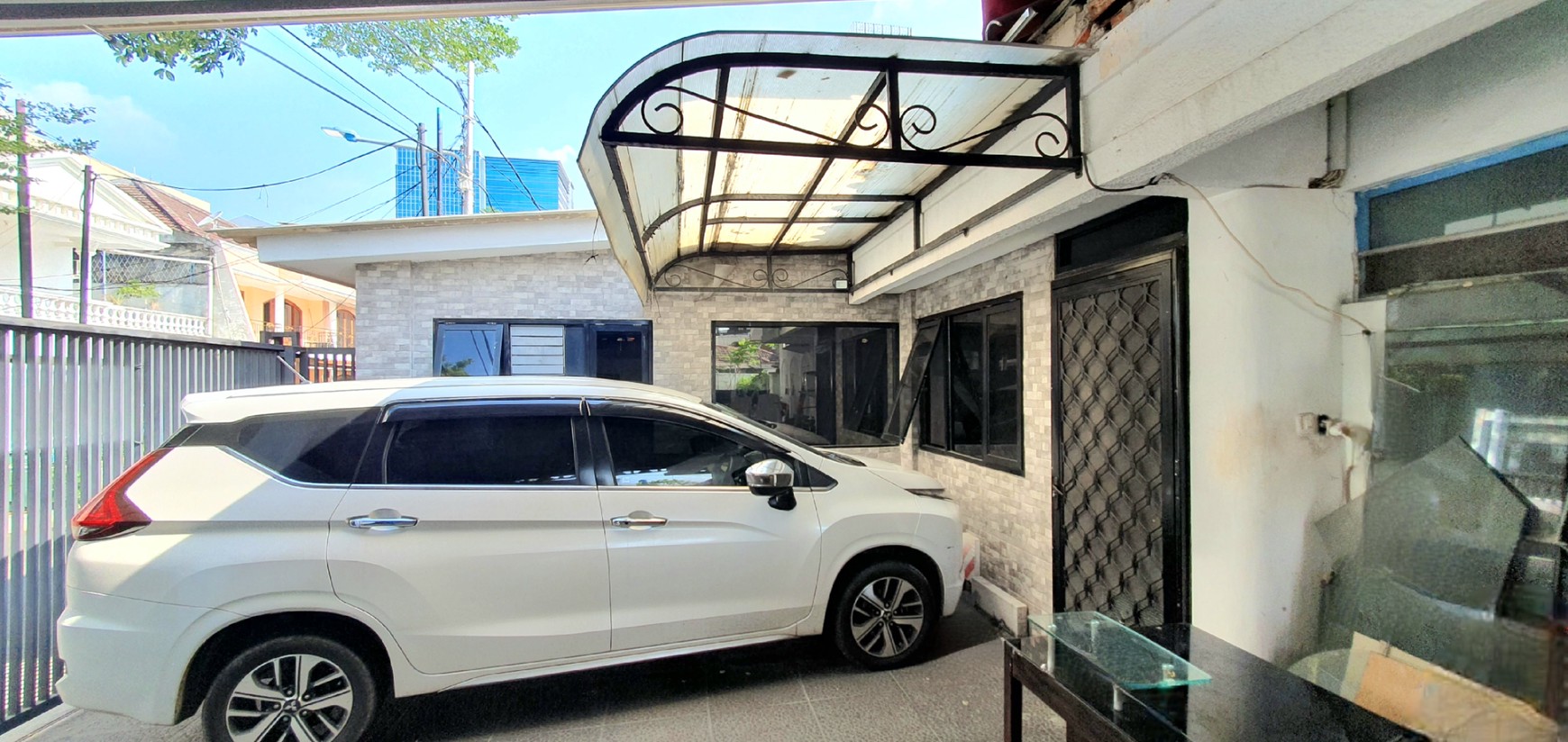 Rumah Hoek, luas di Janur Hijau / Pelepah Hijau, Gading Pandawa, Kelapa Gading. Butuh renovasi / perapihan
