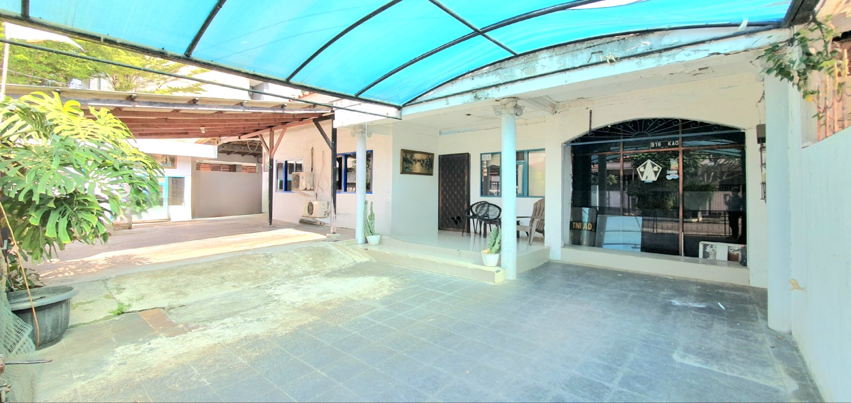 Rumah Hoek, luas di Janur Hijau / Pelepah Hijau, Gading Pandawa, Kelapa Gading. Butuh renovasi / perapihan