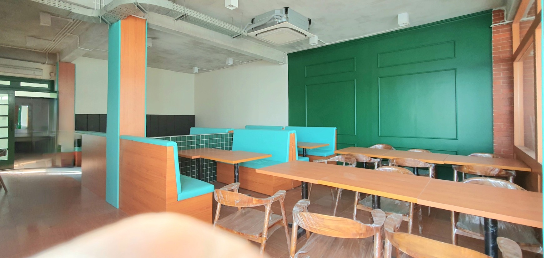 Ruko hoek 2 lantai siap pakai untuk cafe/resto di Bukit Gading Indah depan Gading Kirana, Kelapa Gading