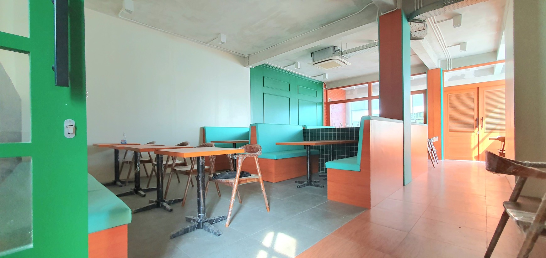Ruko hoek 2 lantai siap pakai untuk cafe/resto di Bukit Gading Indah depan Gading Kirana, Kelapa Gading