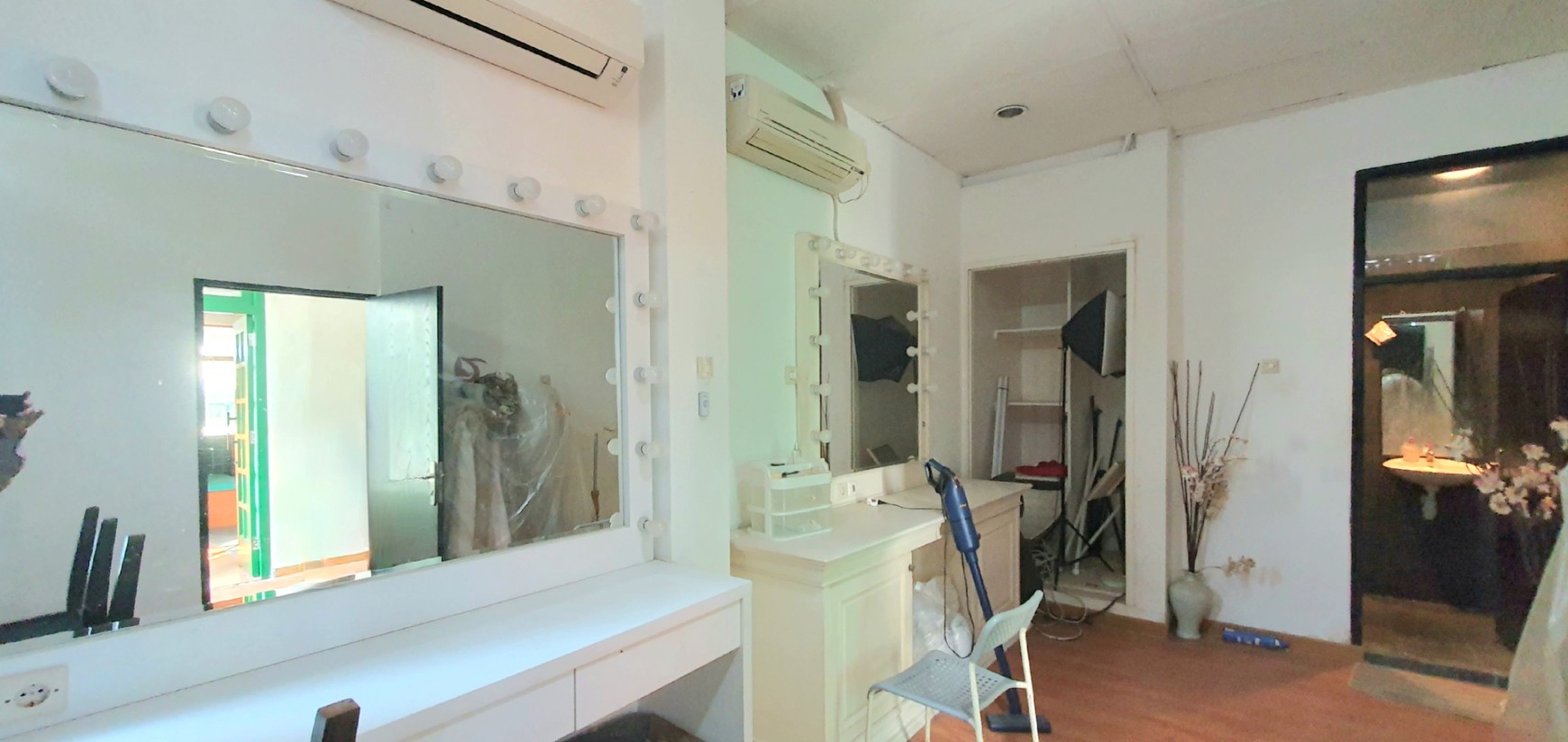 Ruko hoek 2 lantai siap pakai untuk cafe/resto di Bukit Gading Indah depan Gading Kirana, Kelapa Gading