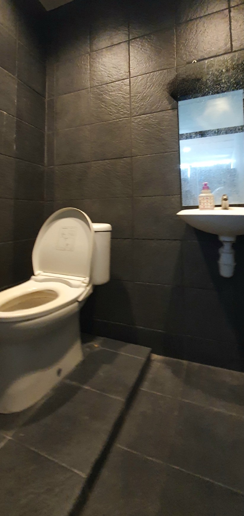 Ruko hoek 2 lantai siap pakai untuk cafe/resto di Bukit Gading Indah depan Gading Kirana, Kelapa Gading