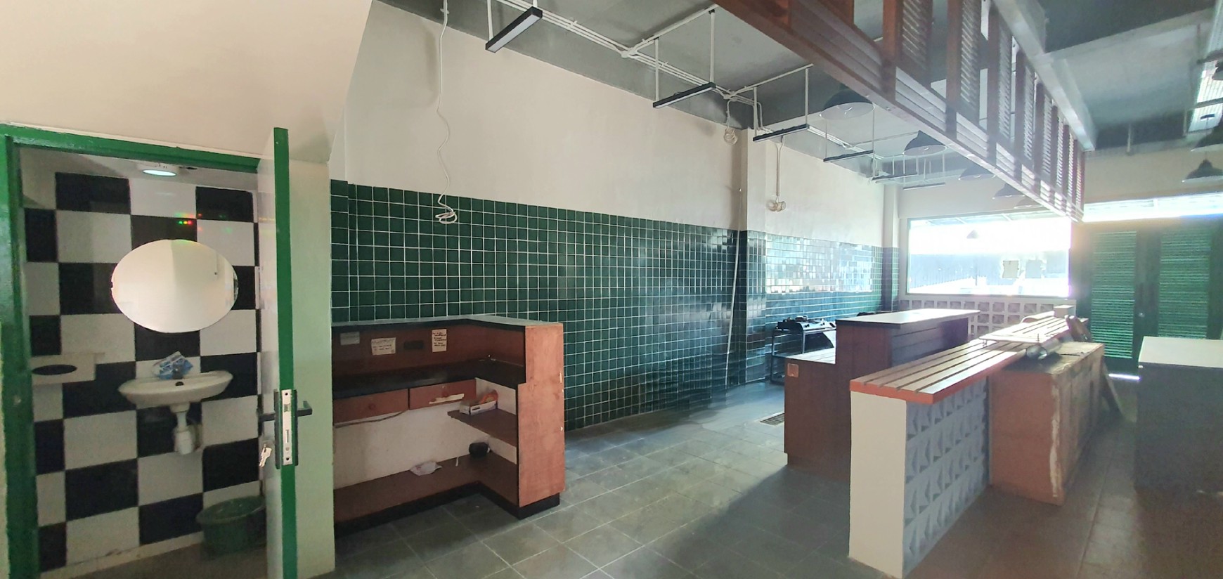 Ruko hoek 2 lantai siap pakai untuk cafe/resto di Bukit Gading Indah depan Gading Kirana, Kelapa Gading