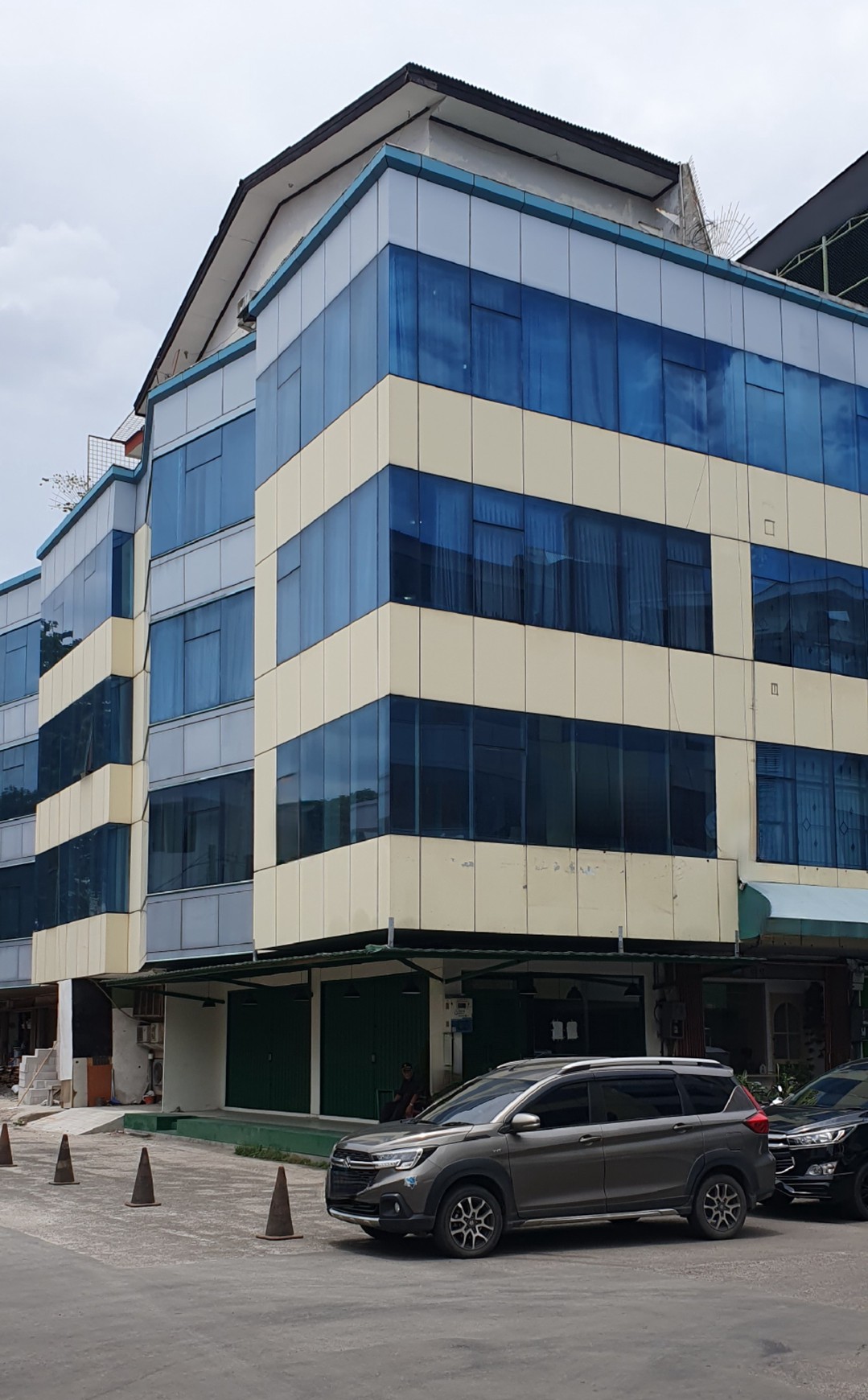 Ruko hoek 2 lantai siap pakai untuk cafe/resto di Bukit Gading Indah depan Gading Kirana, Kelapa Gading