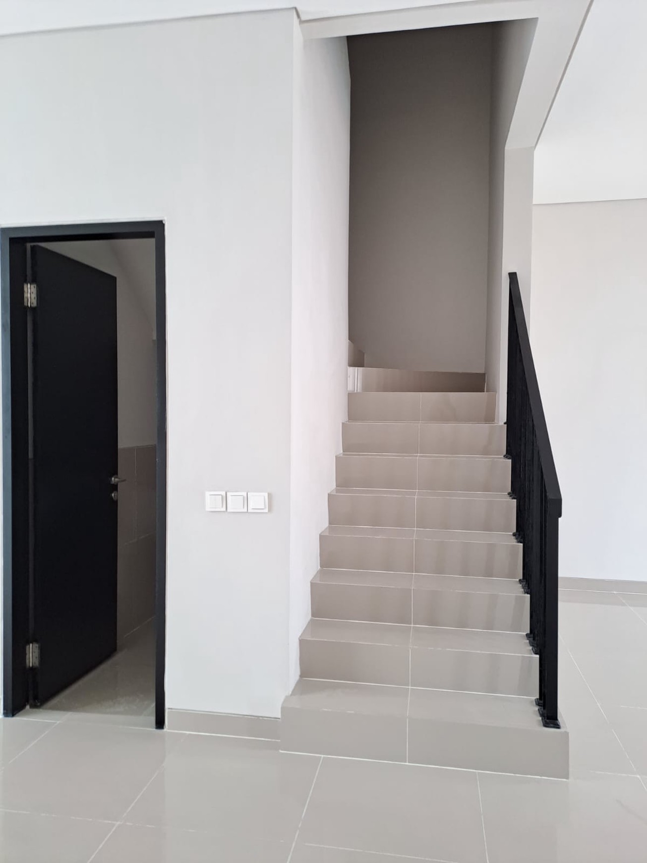 Disewakan Rumah New Dian Istana Graha Surabaya