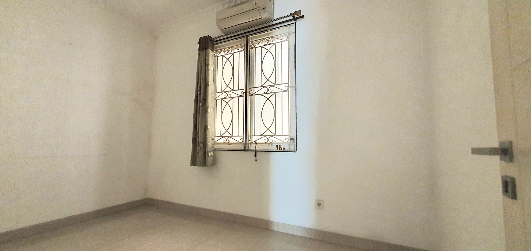 Rumah cantik di Cluster Clover, Grand Orchard, Kelapa Gading. Rapih, siap huni.
