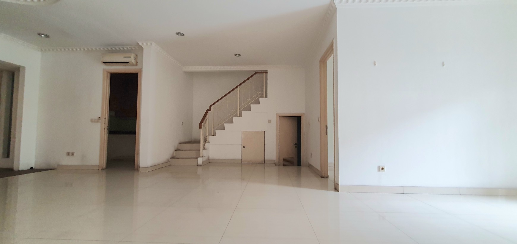 Rumah cantik di Cluster Clover, Grand Orchard, Kelapa Gading. Rapih, siap huni.