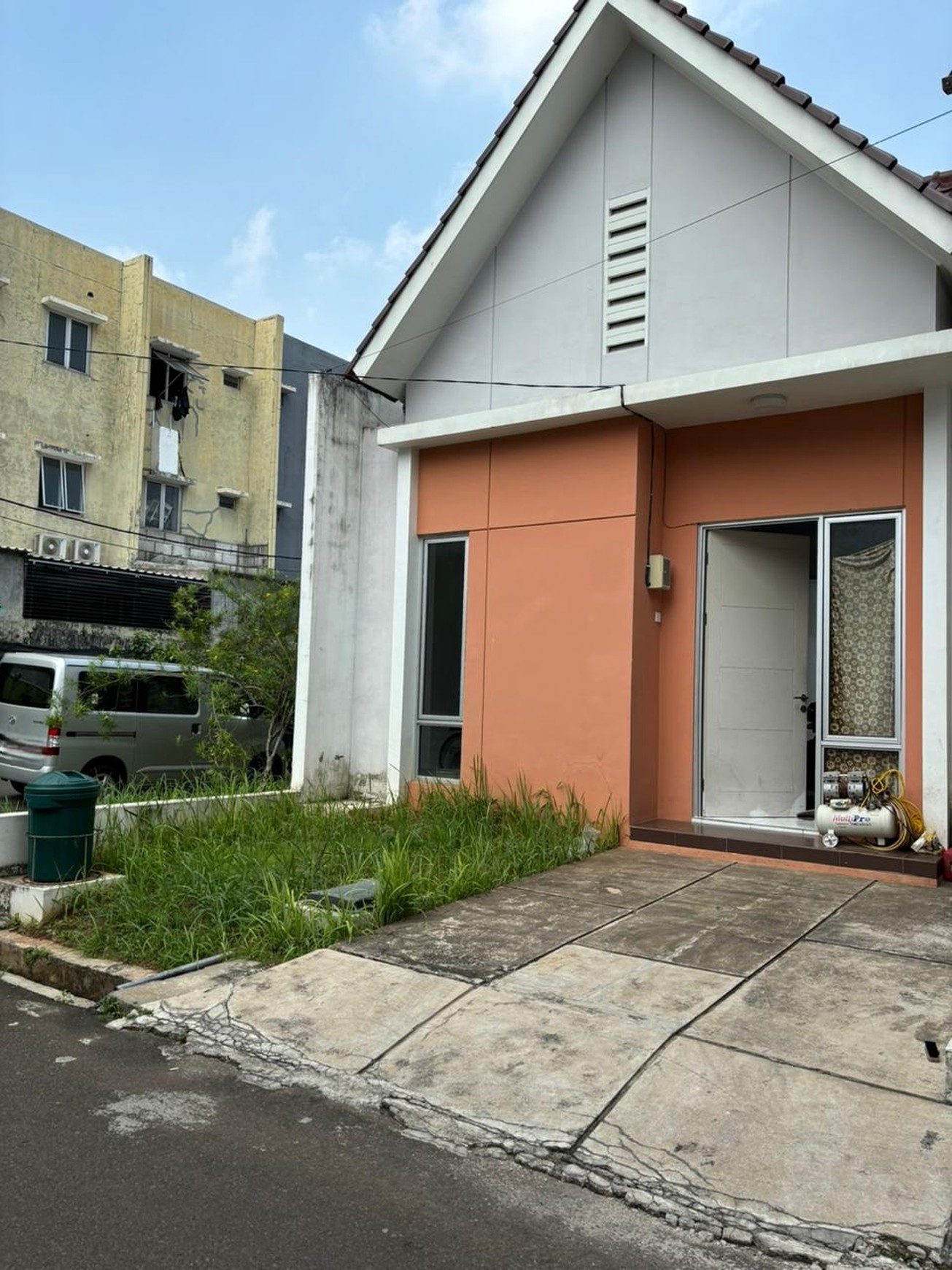 Flash Sale. Rumah minimalis cluster Catalina Navona Village, Gading Serpong