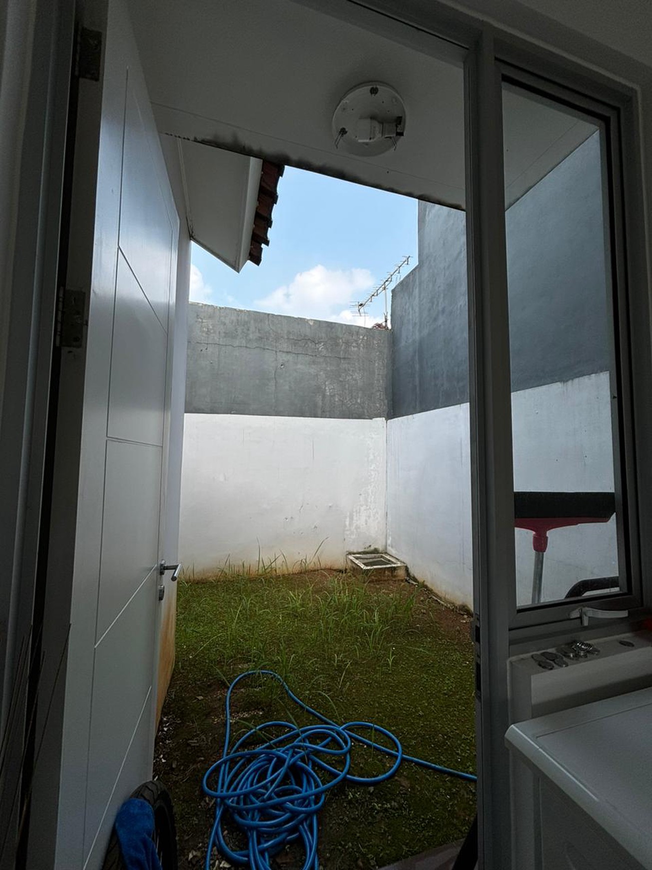 Flash Sale. Rumah minimalis cluster Catalina Navona Village, Gading Serpong