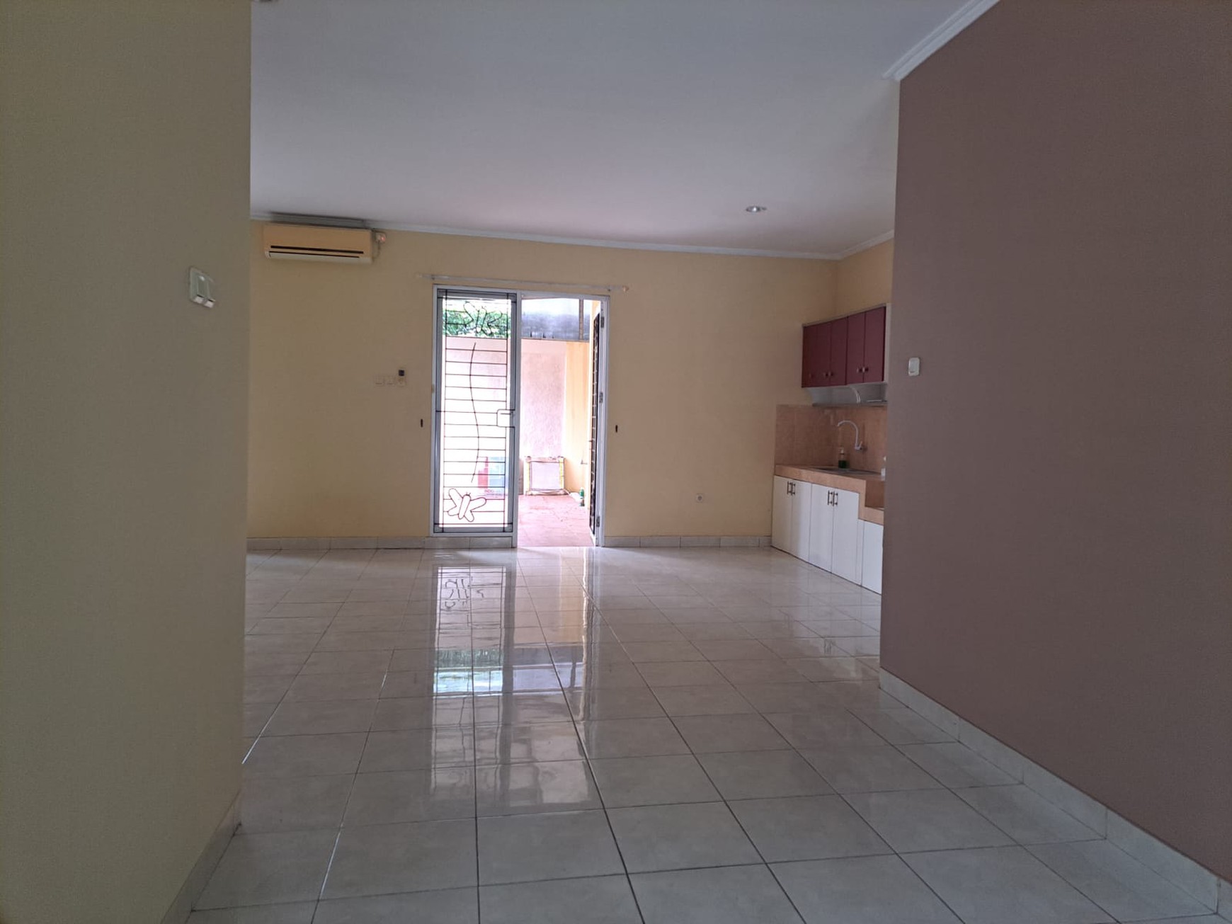 Rumah rapi 2 lantai De Latinos BSD City Tangerang Selatan dekat stasiun kereta rawa buntu tol