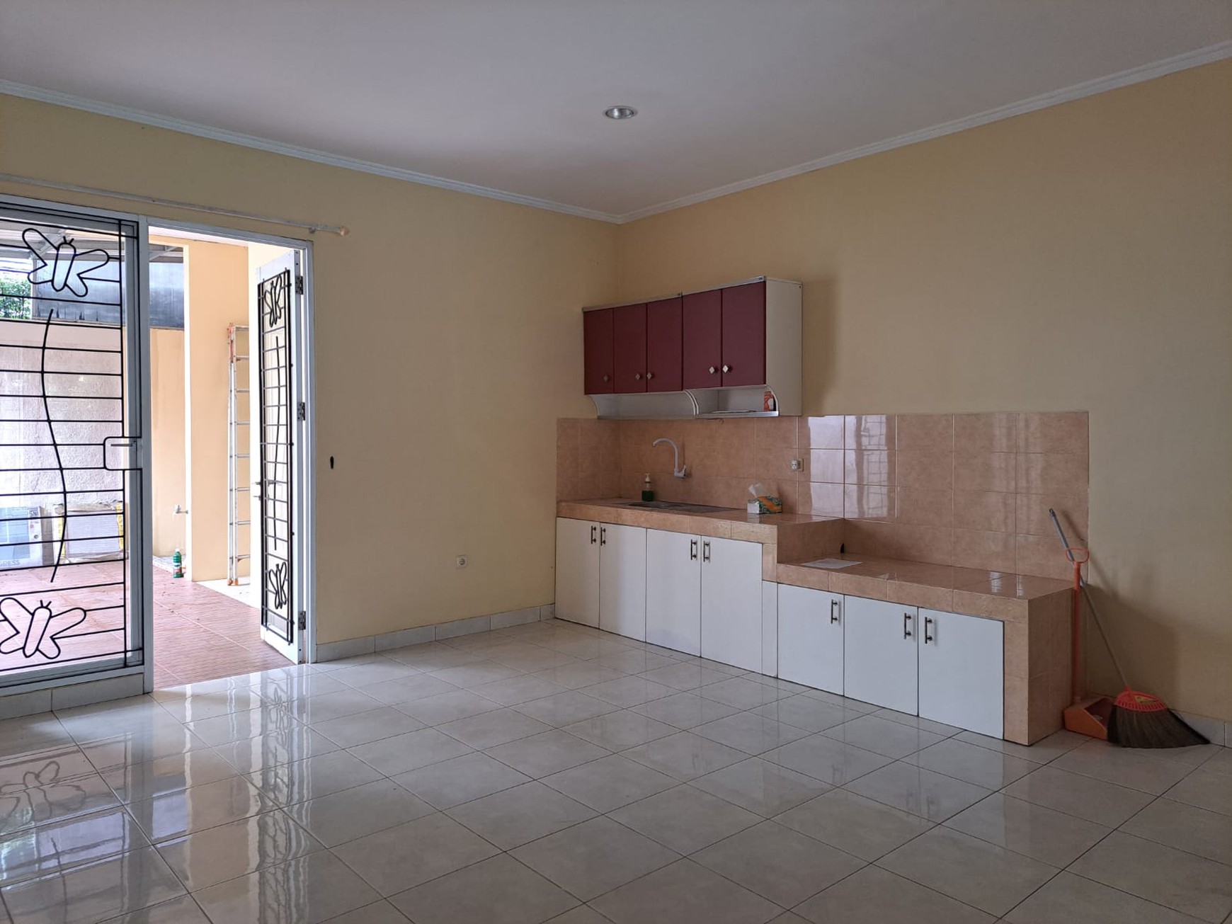 Rumah rapi 2 lantai De Latinos BSD City Tangerang Selatan dekat stasiun kereta rawa buntu tol