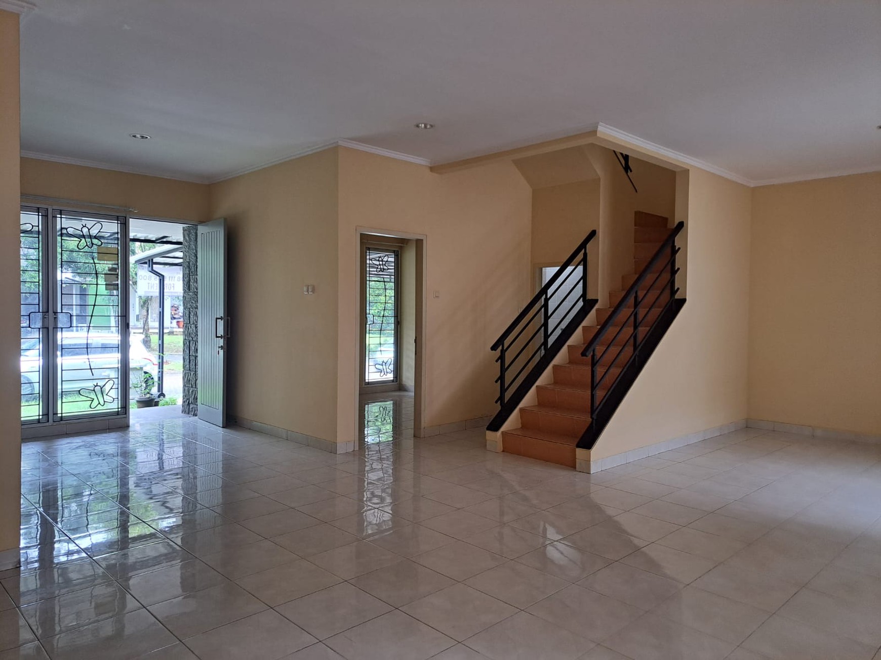 Rumah rapi 2 lantai De Latinos BSD City Tangerang Selatan dekat stasiun kereta rawa buntu tol