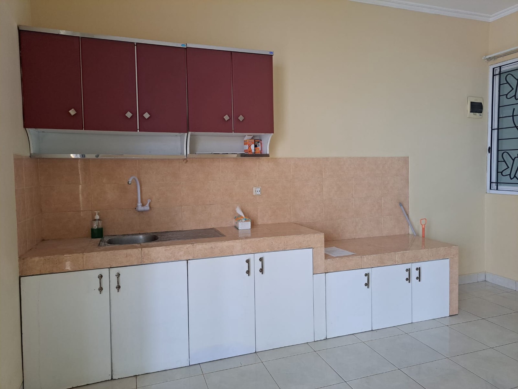 Rumah rapi 2 lantai De Latinos BSD City Tangerang Selatan dekat stasiun kereta rawa buntu tol