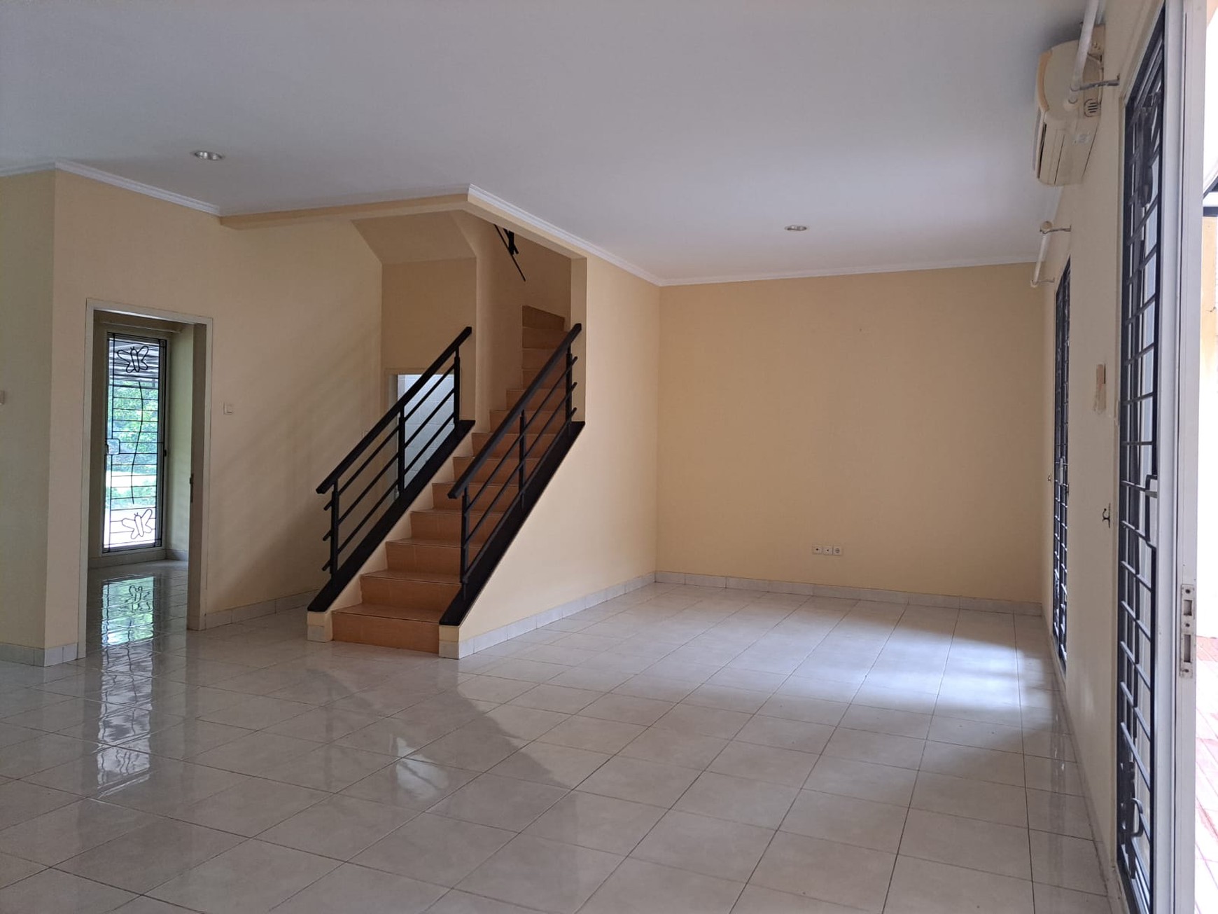 Rumah rapi 2 lantai De Latinos BSD City Tangerang Selatan dekat stasiun kereta rawa buntu tol