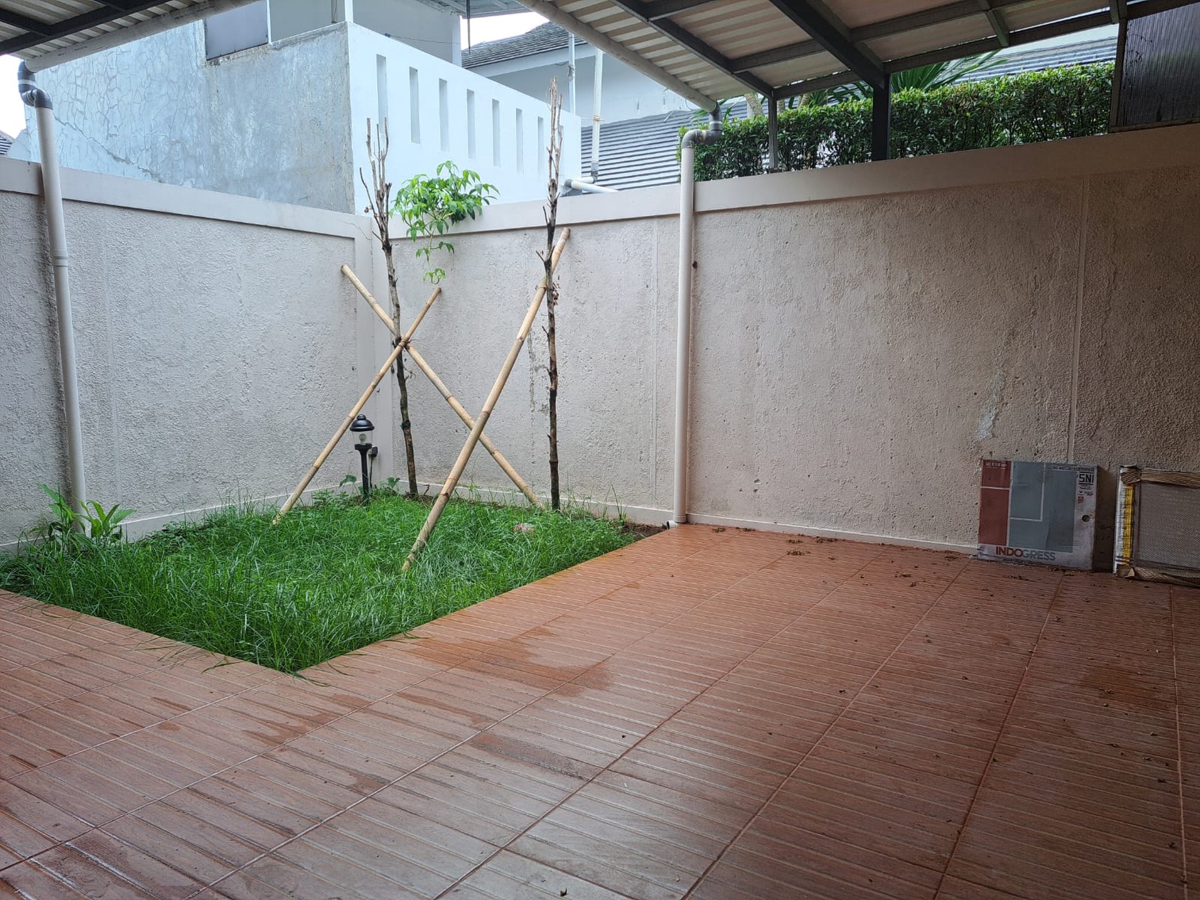 Rumah rapi 2 lantai De Latinos BSD City Tangerang Selatan dekat stasiun kereta rawa buntu tol