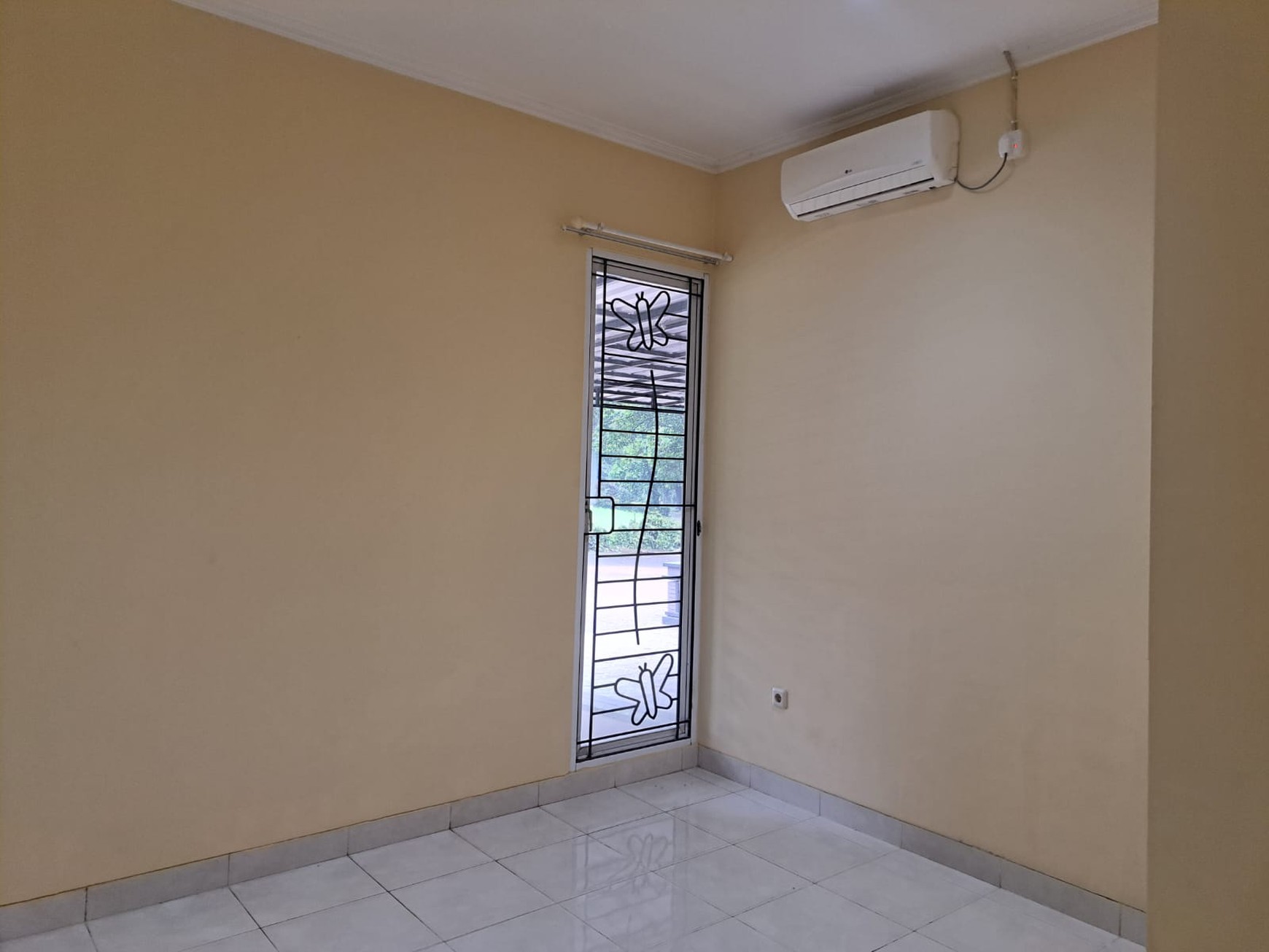Rumah rapi 2 lantai De Latinos BSD City Tangerang Selatan dekat stasiun kereta rawa buntu tol