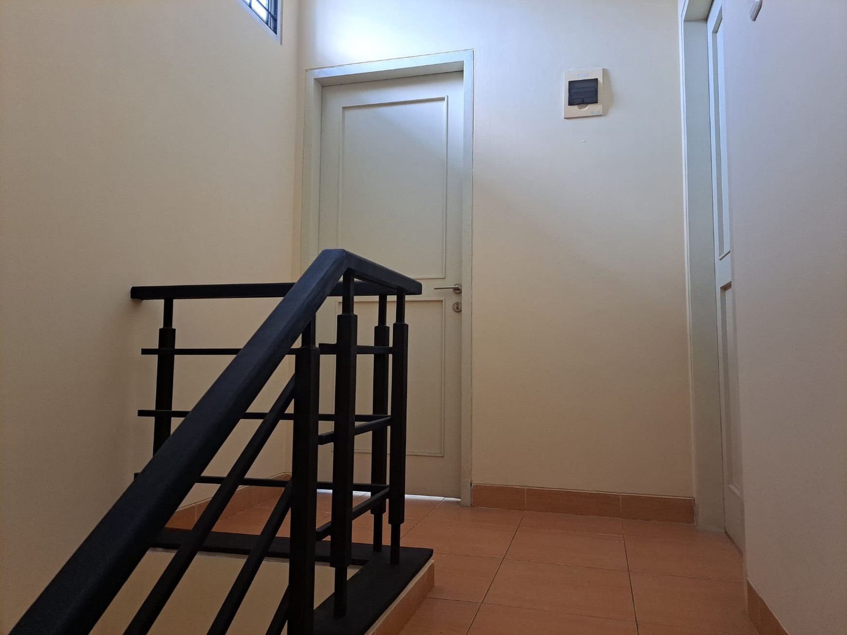 Rumah rapi 2 lantai De Latinos BSD City Tangerang Selatan dekat stasiun kereta rawa buntu tol