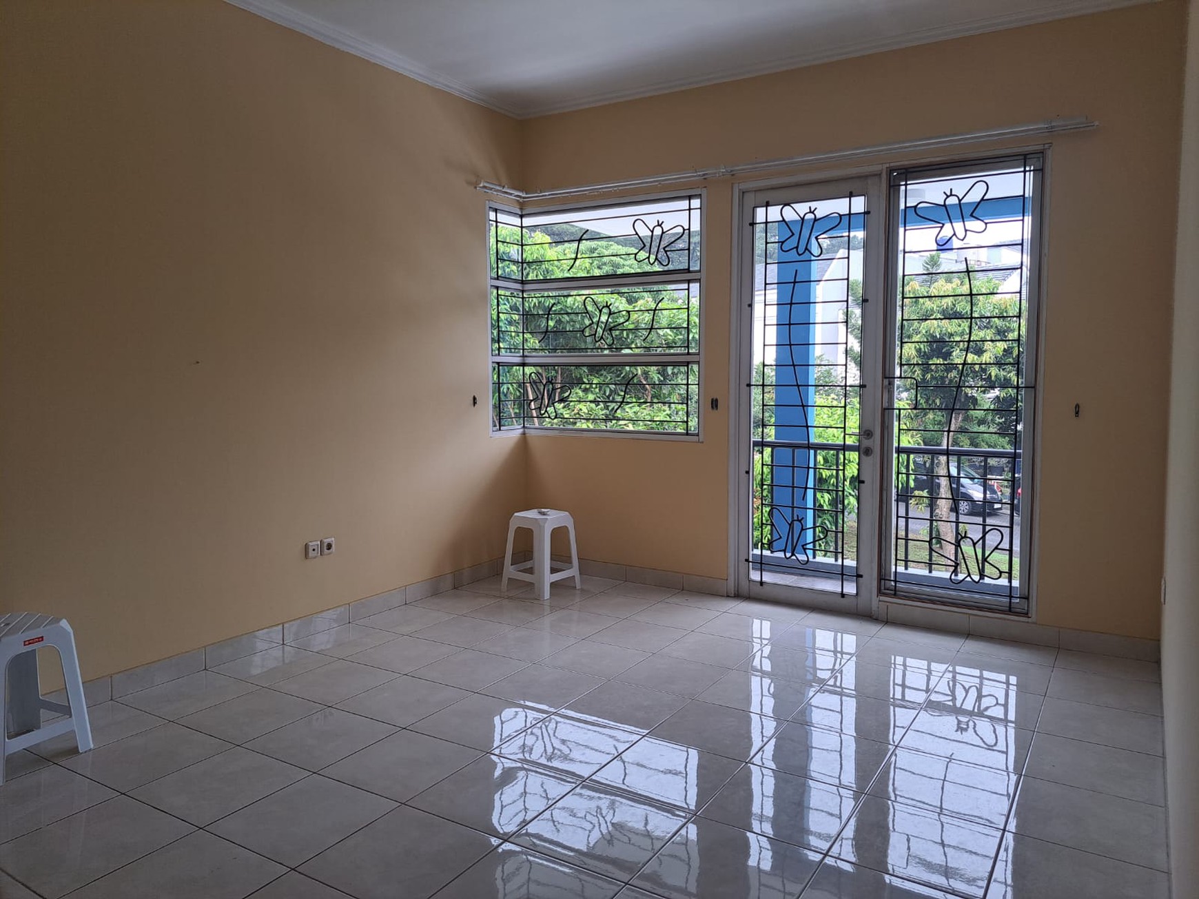 Rumah rapi 2 lantai De Latinos BSD City Tangerang Selatan dekat stasiun kereta rawa buntu tol