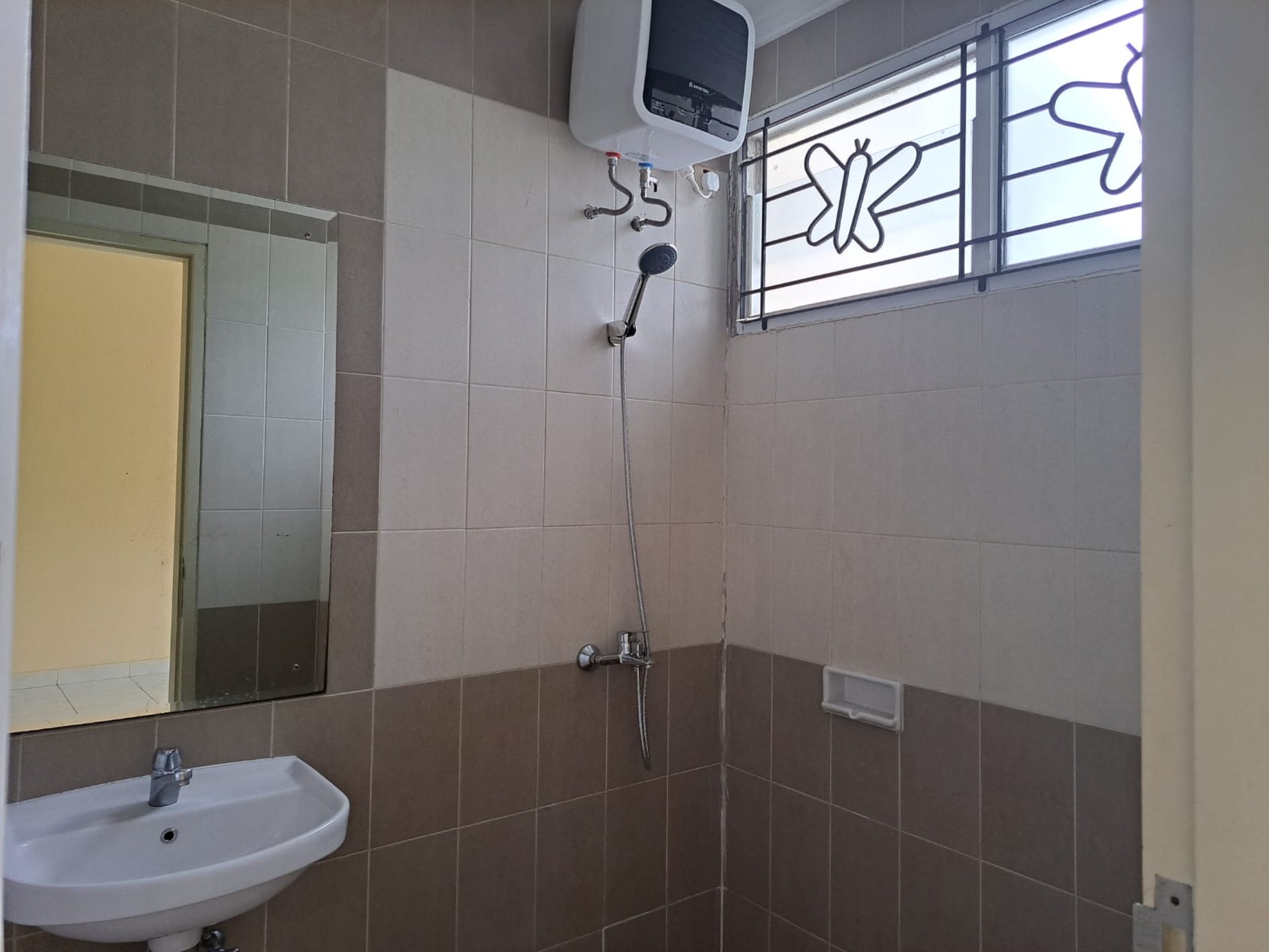 Rumah rapi 2 lantai De Latinos BSD City Tangerang Selatan dekat stasiun kereta rawa buntu tol
