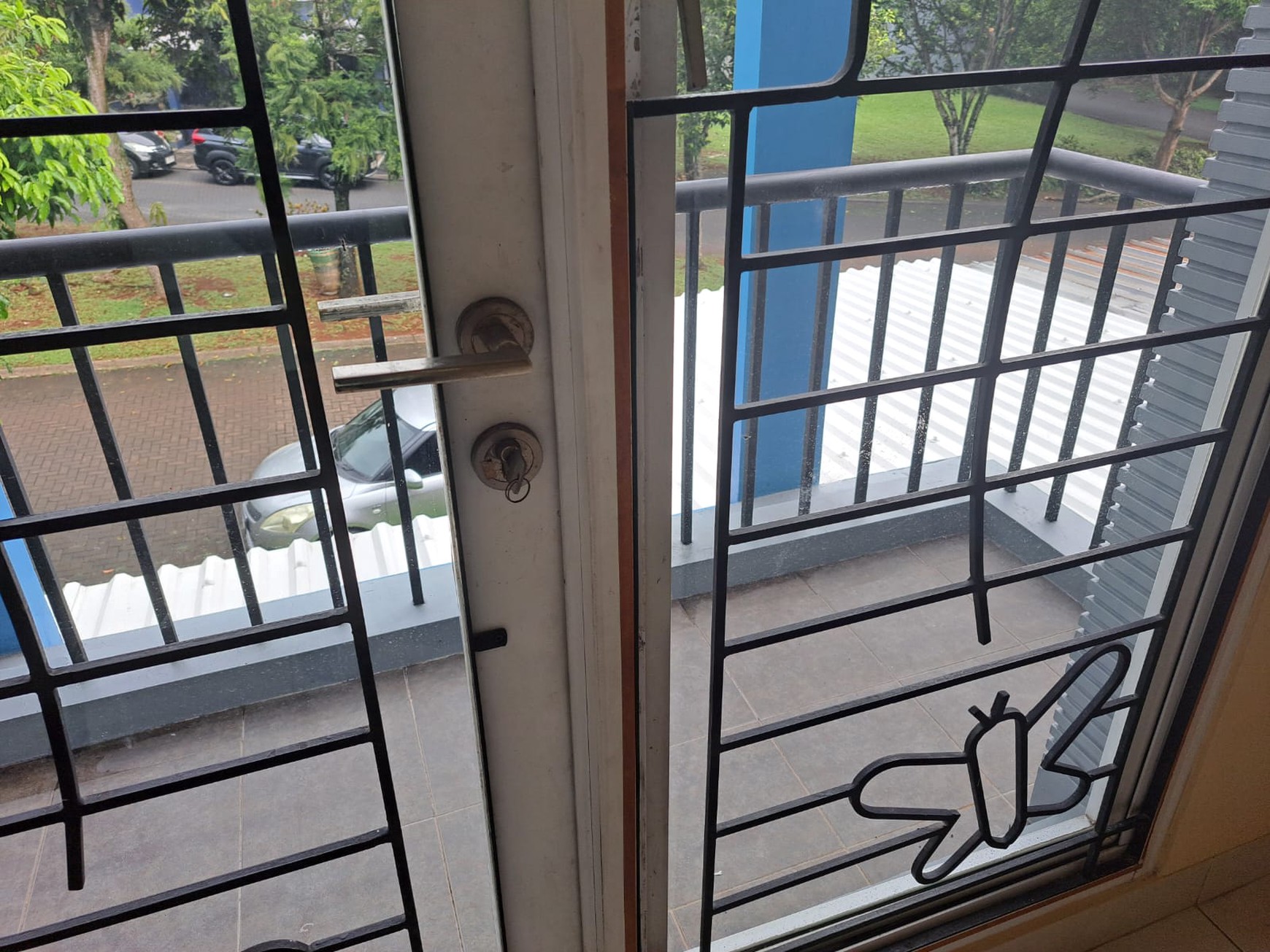 Rumah rapi 2 lantai De Latinos BSD City Tangerang Selatan dekat stasiun kereta rawa buntu tol