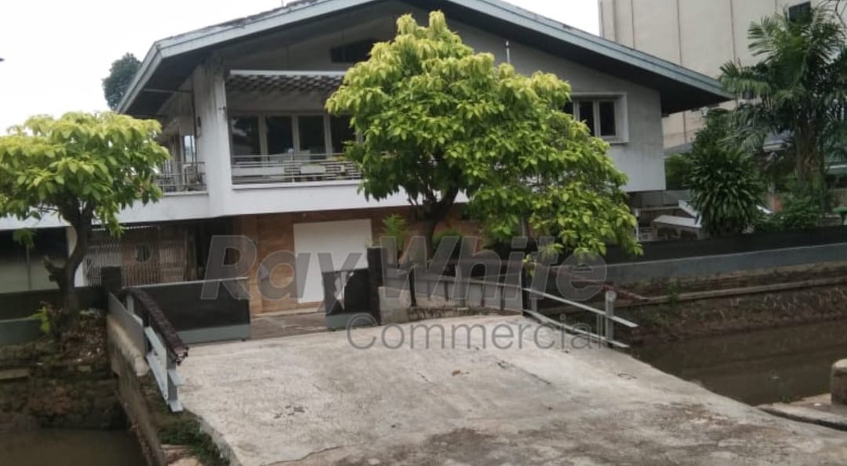 Tanah dan Bangunan Strategis, Lokasi Premium, Harga Menarik, di Jl. Prof. Dr. Soepomo, Tebet, Jakarta Selatan.