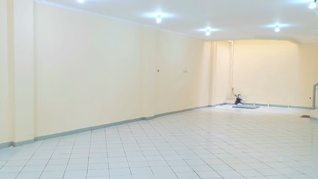 Ruko Gading Kirana Timur, Kelapa Gading. Zona komersial. Rapih, bersih, sudah direnovasi dan cat ulang. Siap pakai
