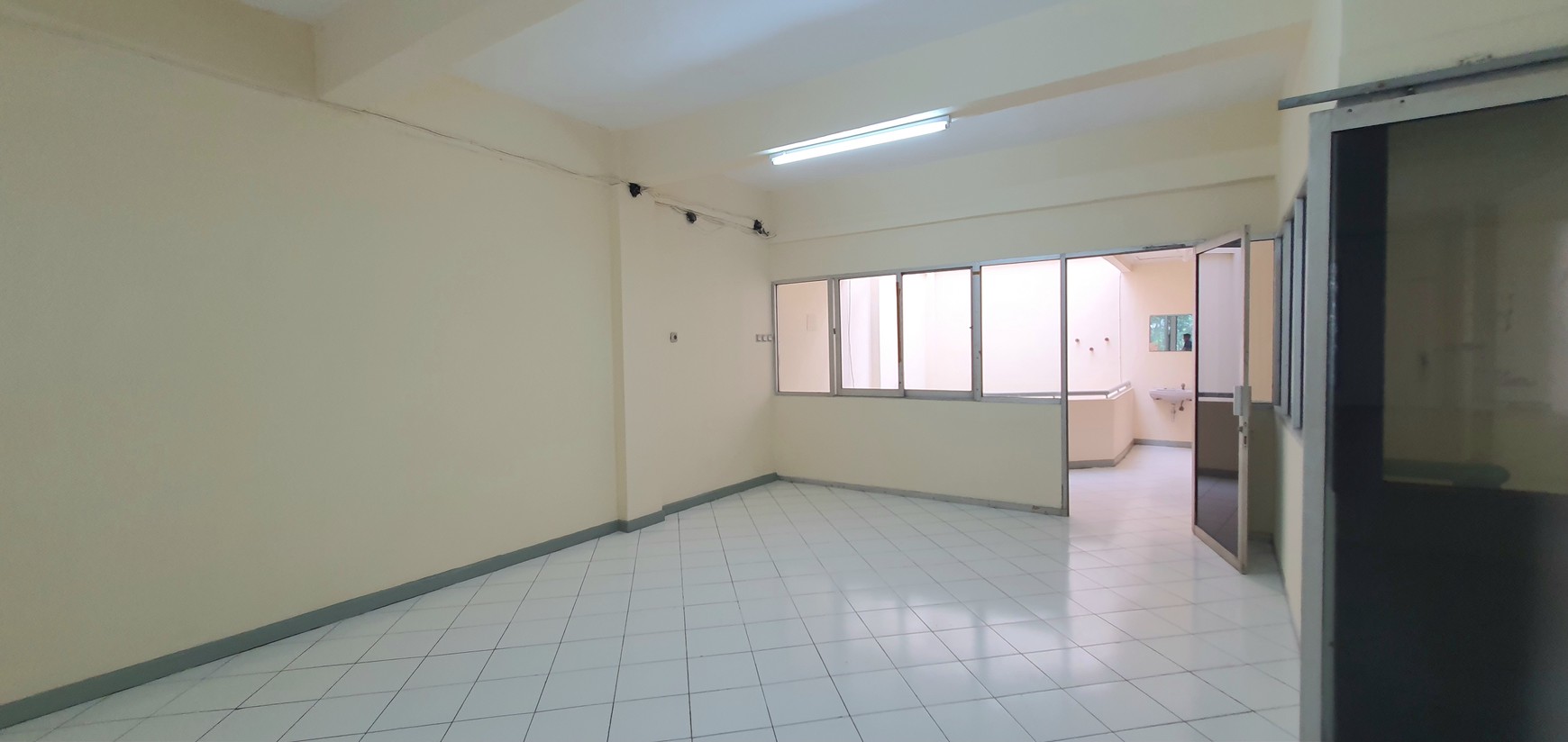 Ruko Gading Kirana Timur, Kelapa Gading. Zona komersial. Rapih, bersih, sudah direnovasi dan cat ulang. Siap pakai